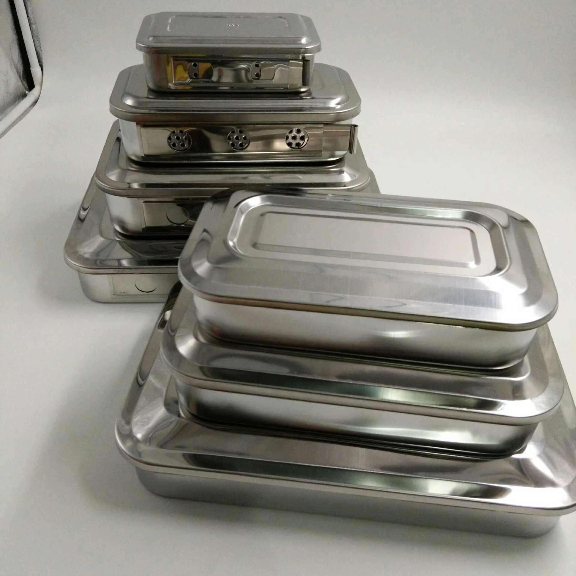 Лоток для хирургического инструмента с отверстием и крышкой