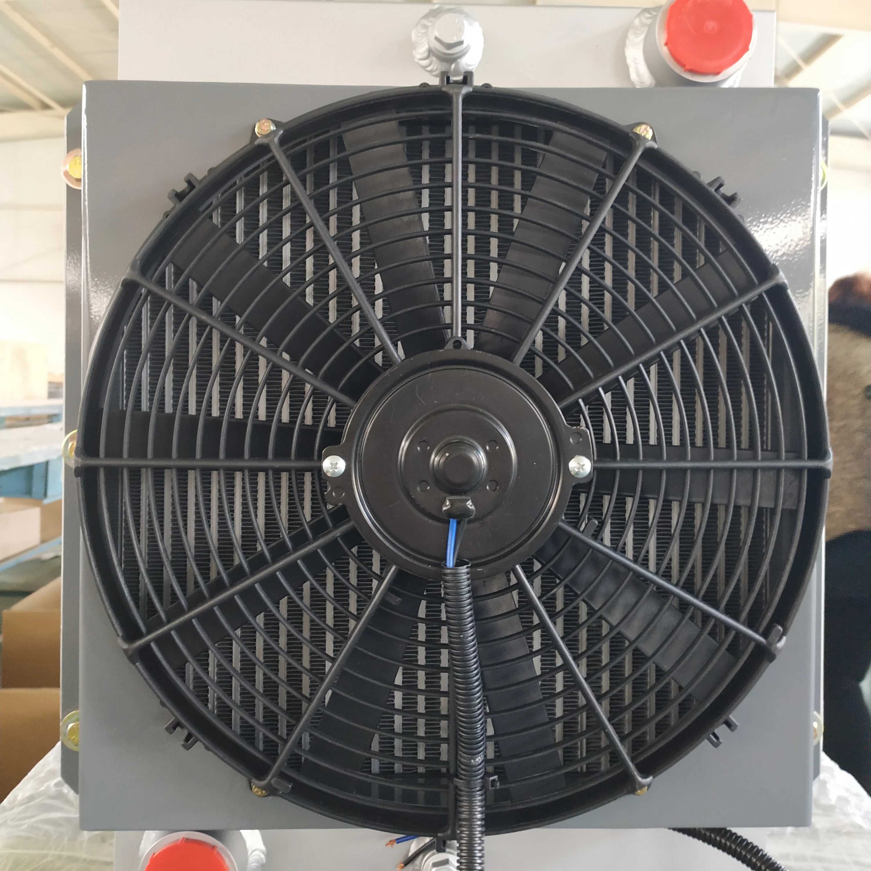 Train hydraulic radiator