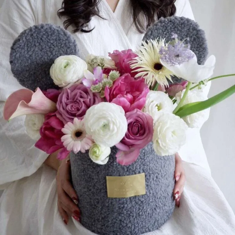 2 pcs color knitwear flower hugger flower box in stock