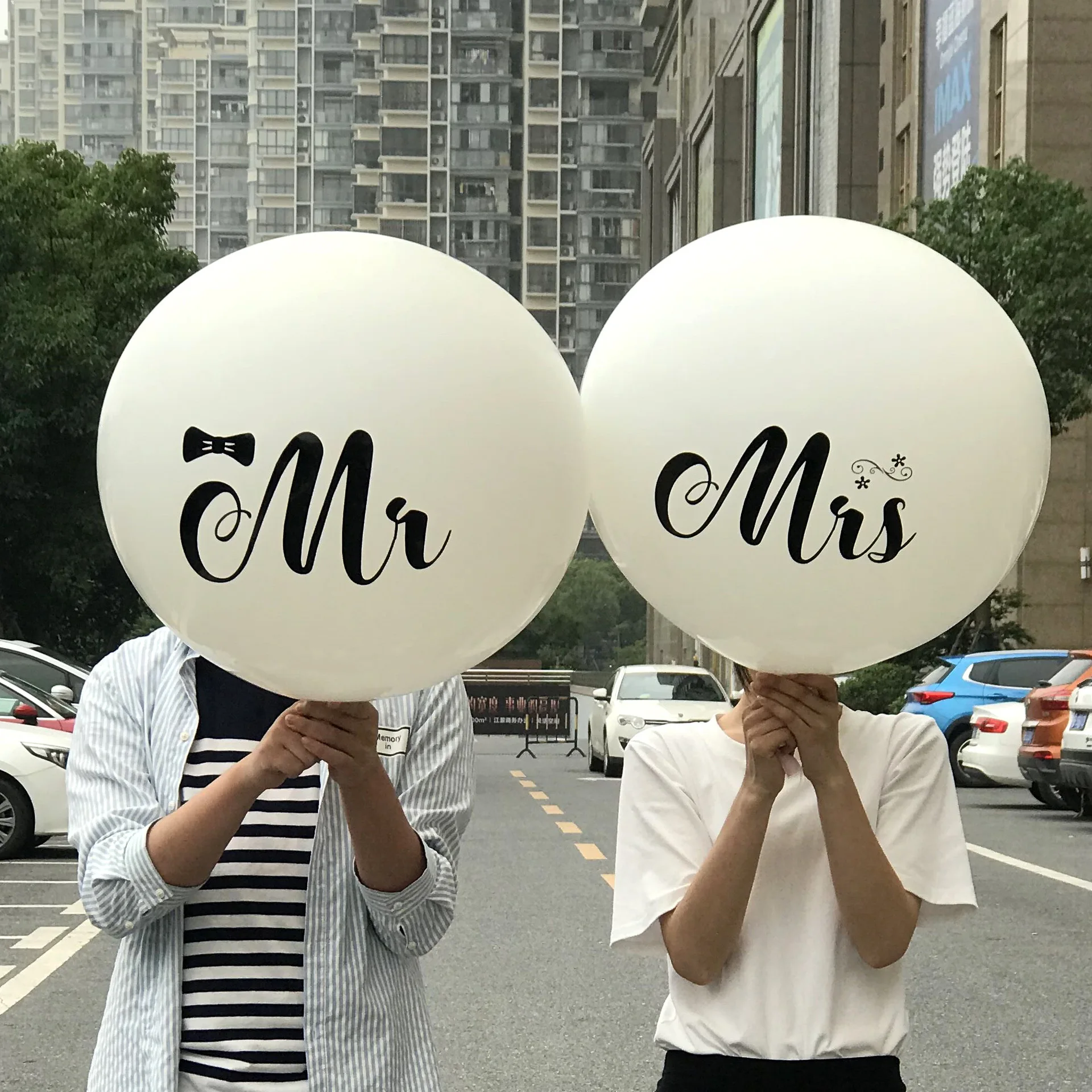 
36 Inch Giant Latex Balloons Pinrted With Mr. or Mrs. with Tassels For Wedding Decorations 