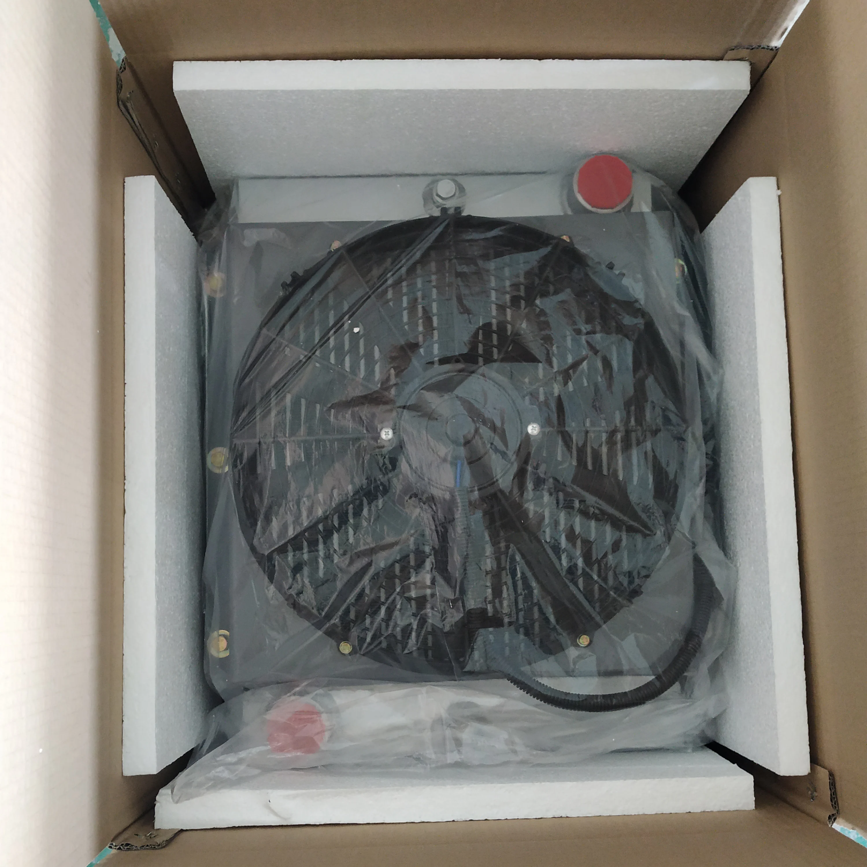 Train hydraulic radiator