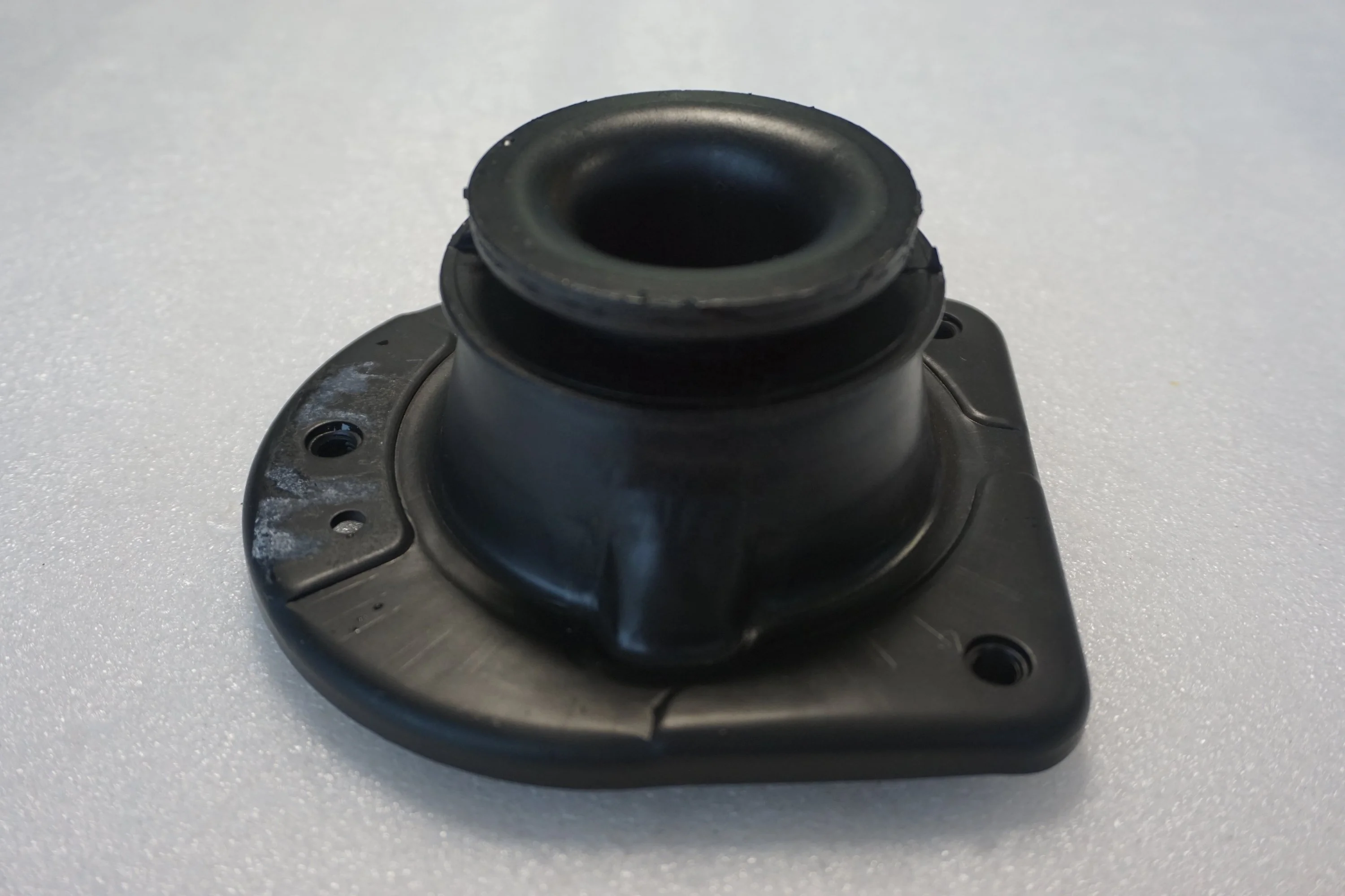 Oem 82491440 80001705 46760673 Right Side Top Strut Mount for Fiat Palio Doblo Siena Strada