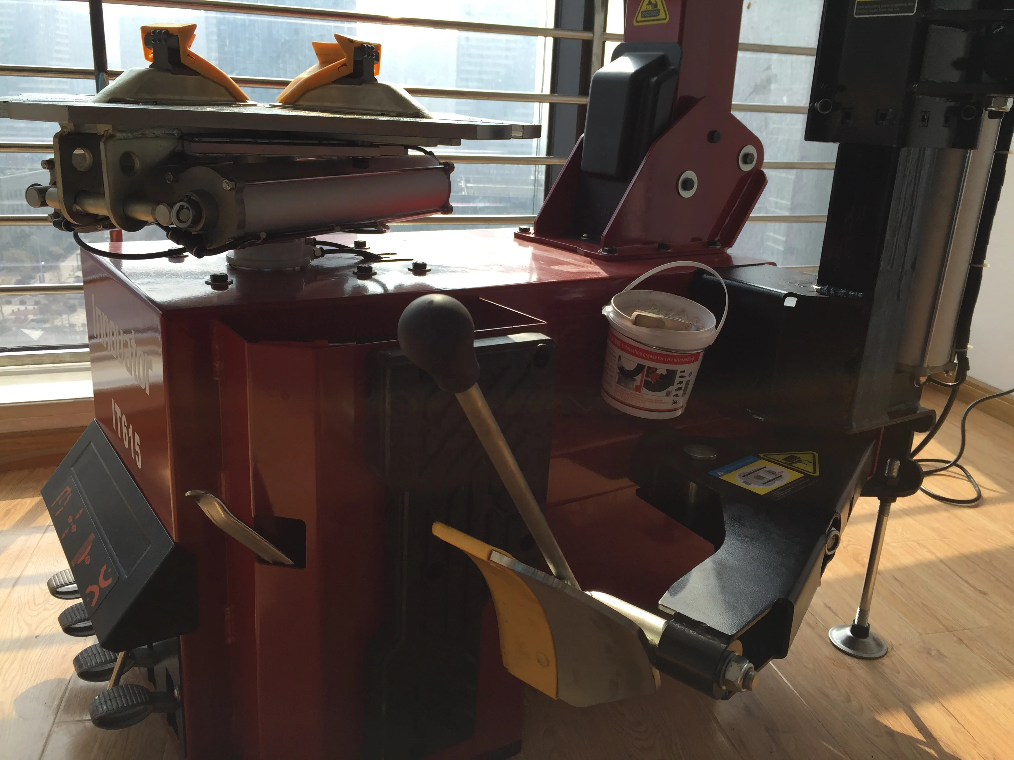 INNOVATOR machine for repairing changing tire equipment for mounting the tire from rim updated newest tire changer for removing