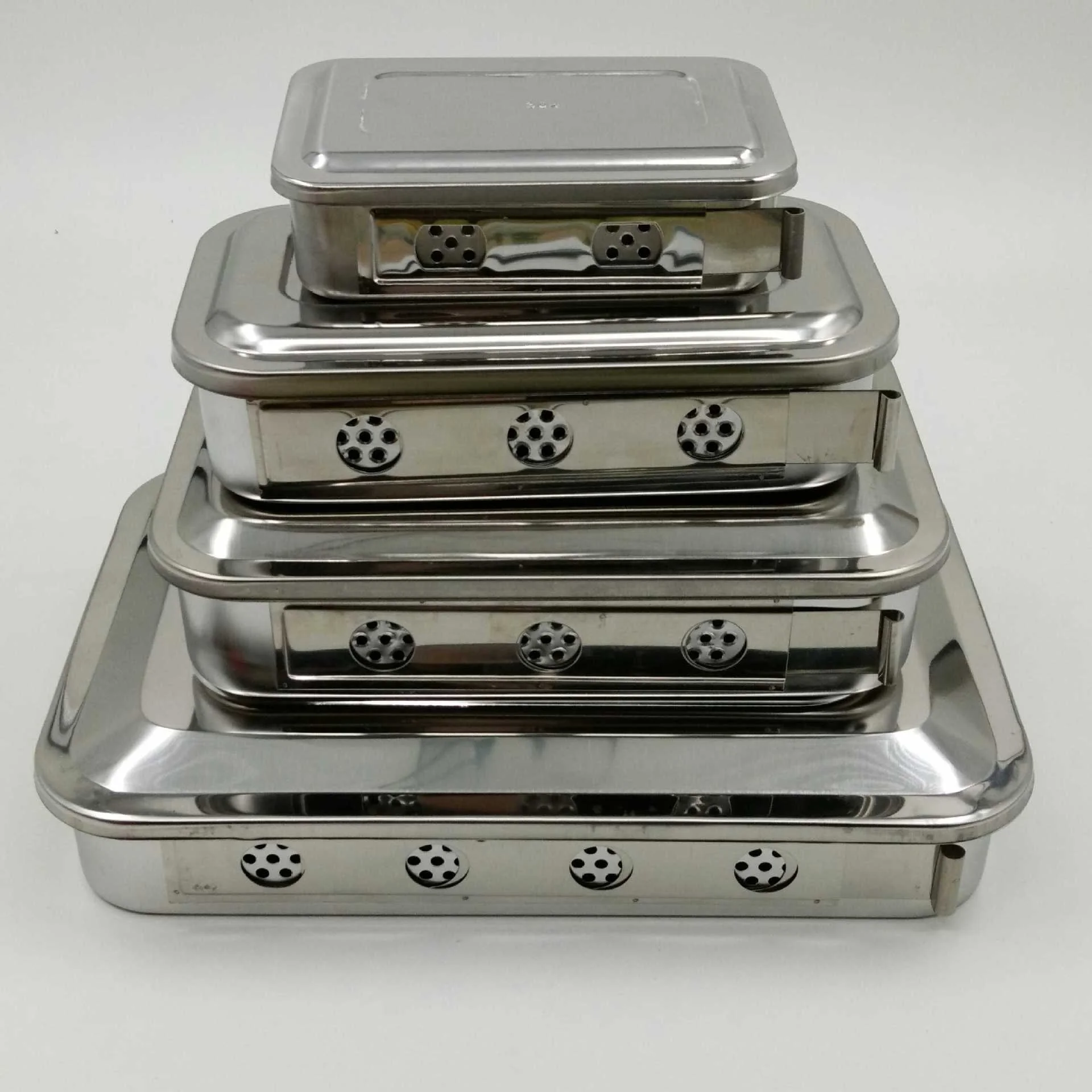 Лоток для хирургического инструмента с отверстием и крышкой