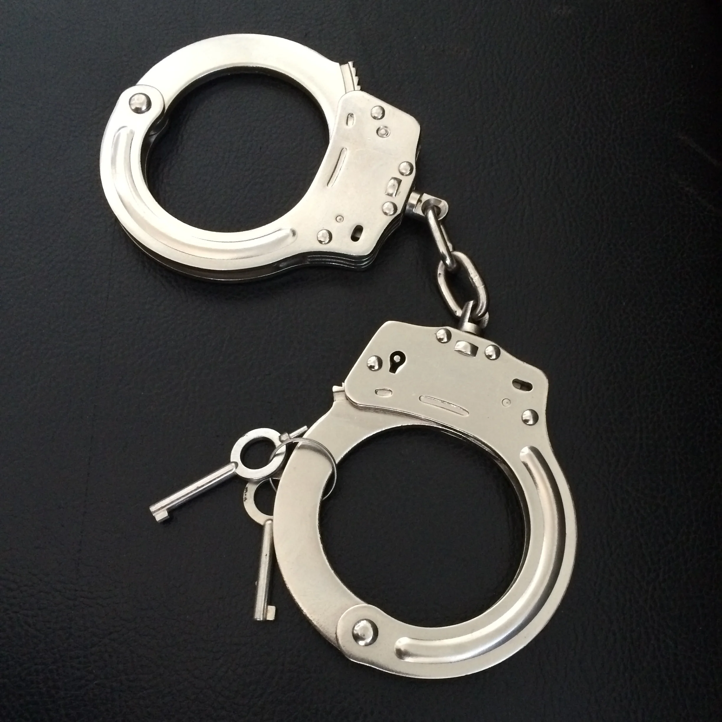 
 Наручники из углеродистой стали с двойными низкими зубцами nij  