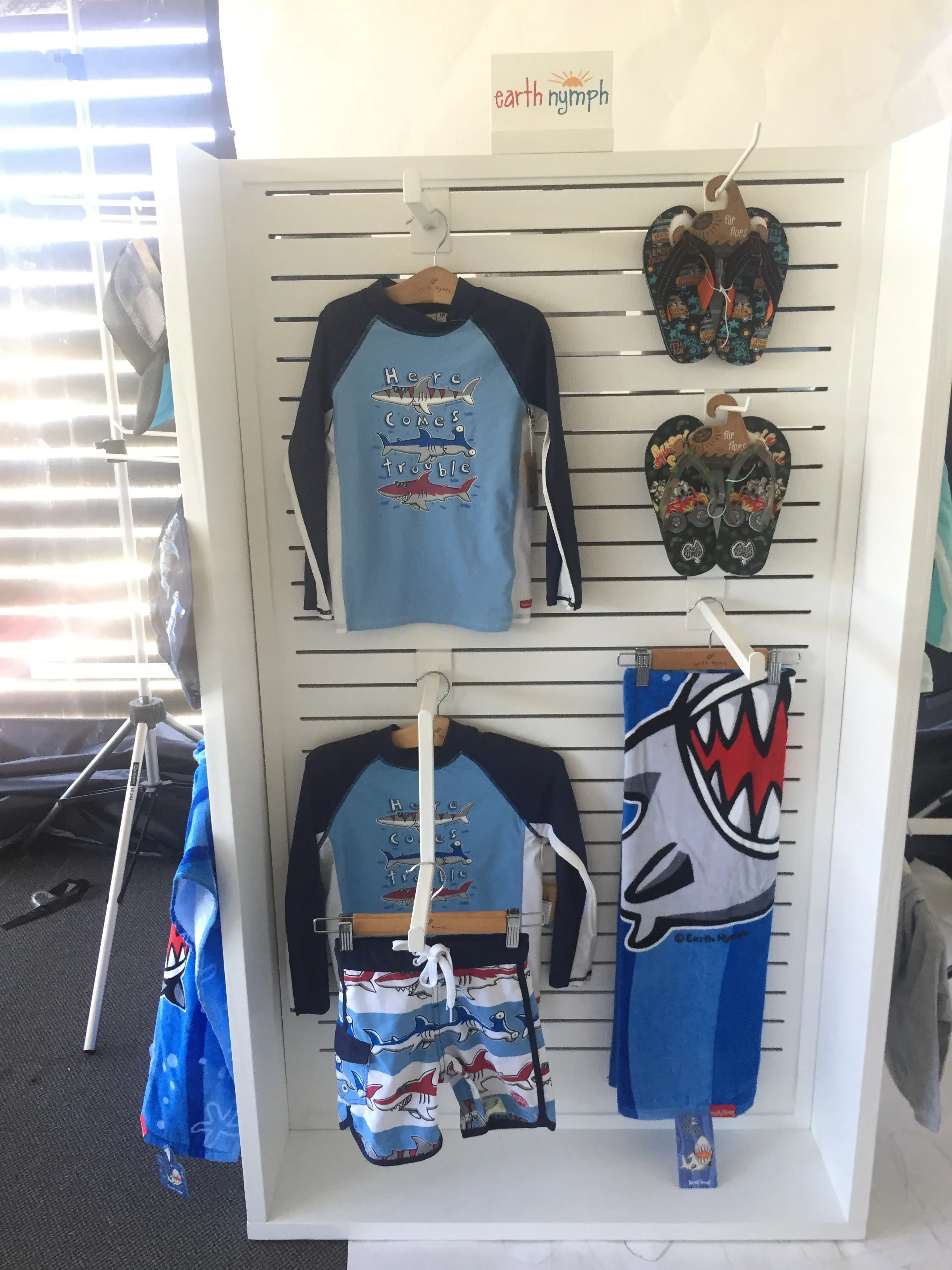 
MDF slatwall display stand unit shelf for promotion 