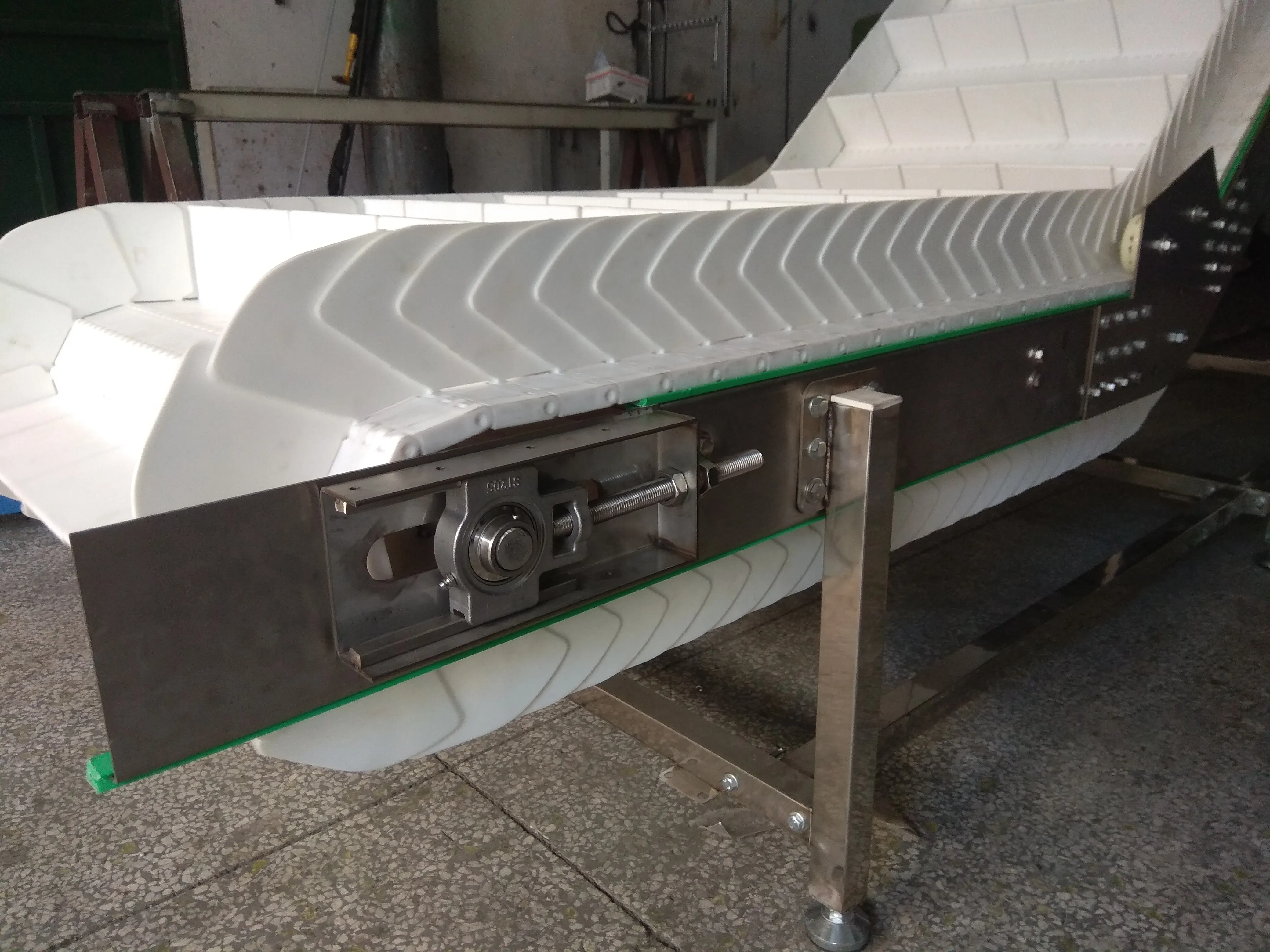Food grade inclined conveyor chains conveyor belt machine for fruit and vegetable