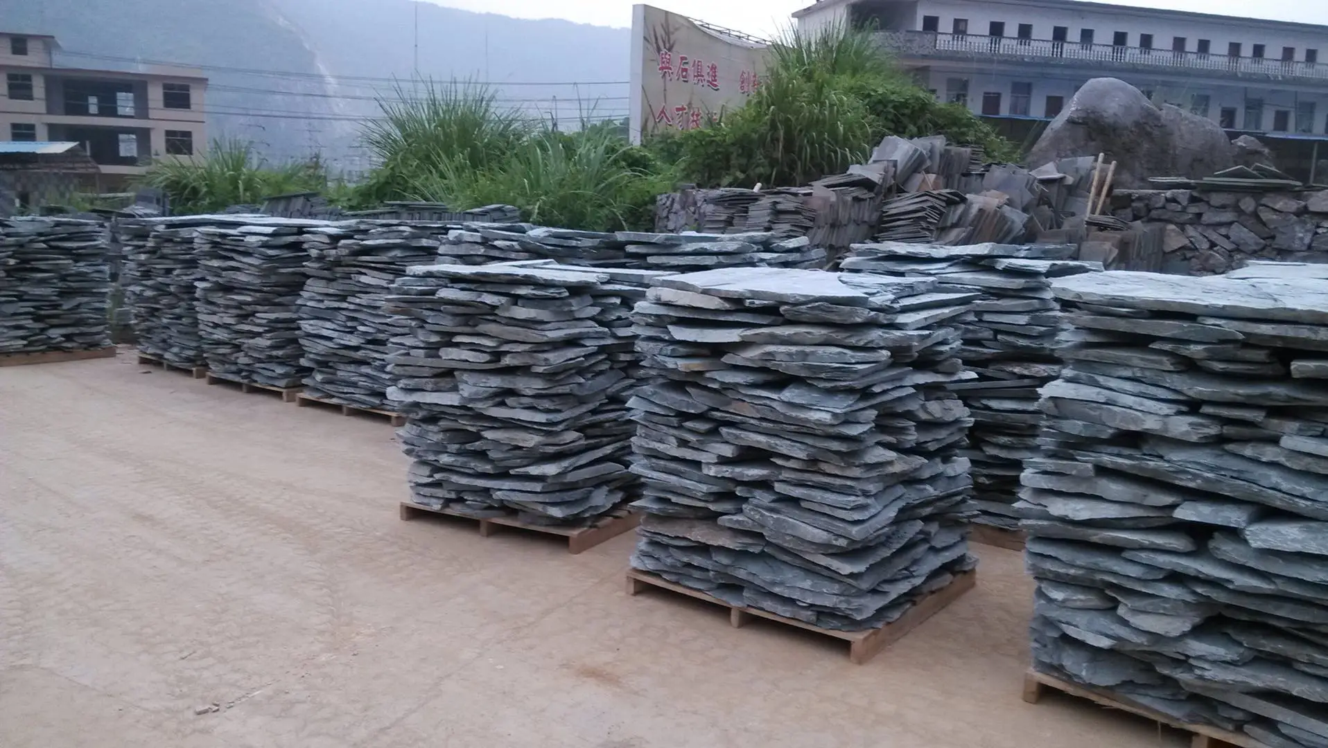 Loose slate paving stone for garden decoration dark salte stone for wall