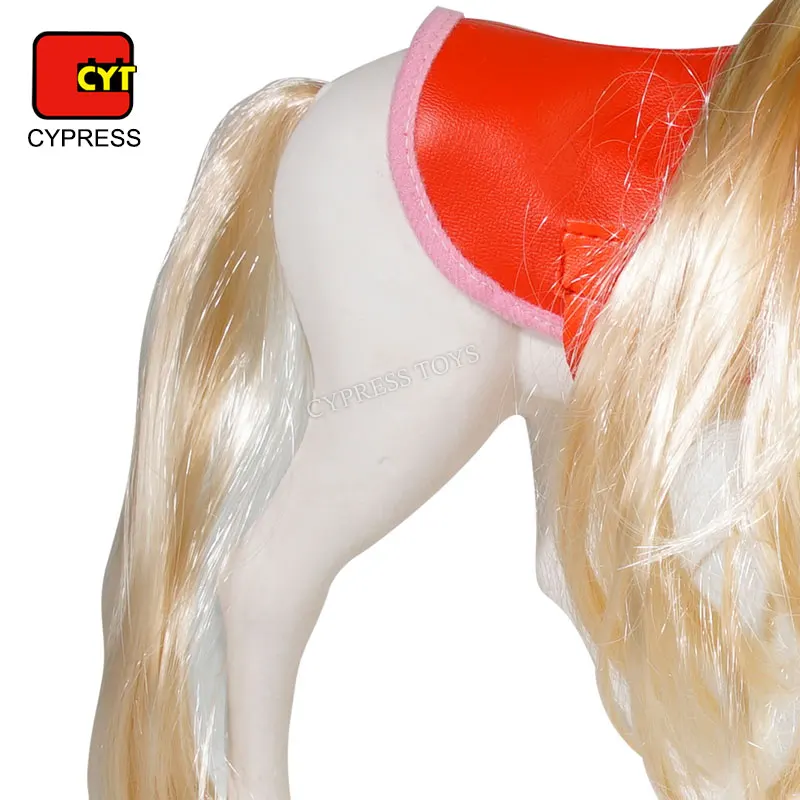 Розовая игрушечная лошадь с набором аксессуаров и пластиковыми игрушками