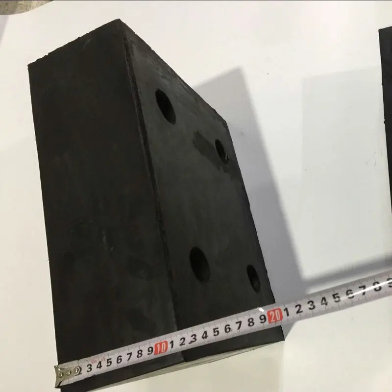 Большой из твердой резины блок