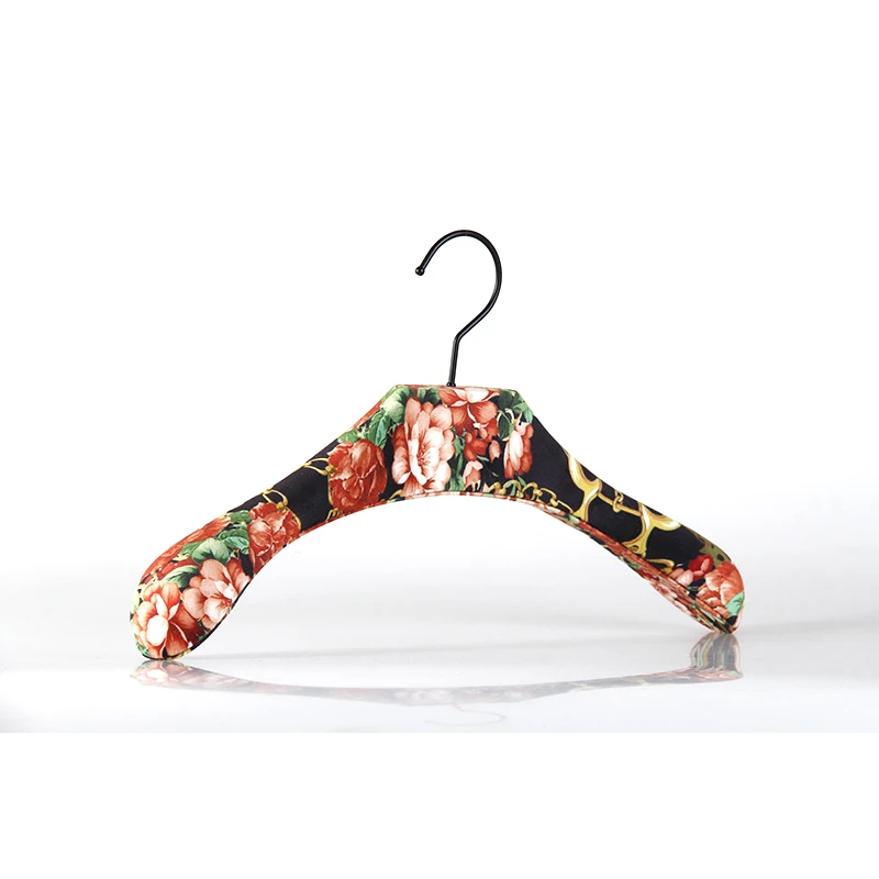 
Бархатные вешалки с красивым узором и черными крючками 