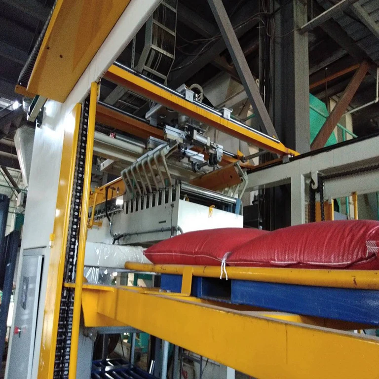 Automatic plastic bottle palletizer