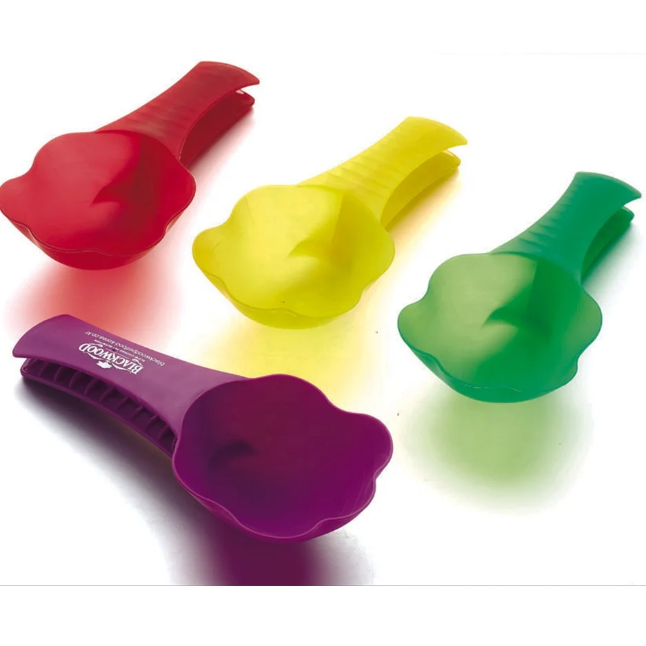 Plastic pet dog paw shape food measuring scoop clip