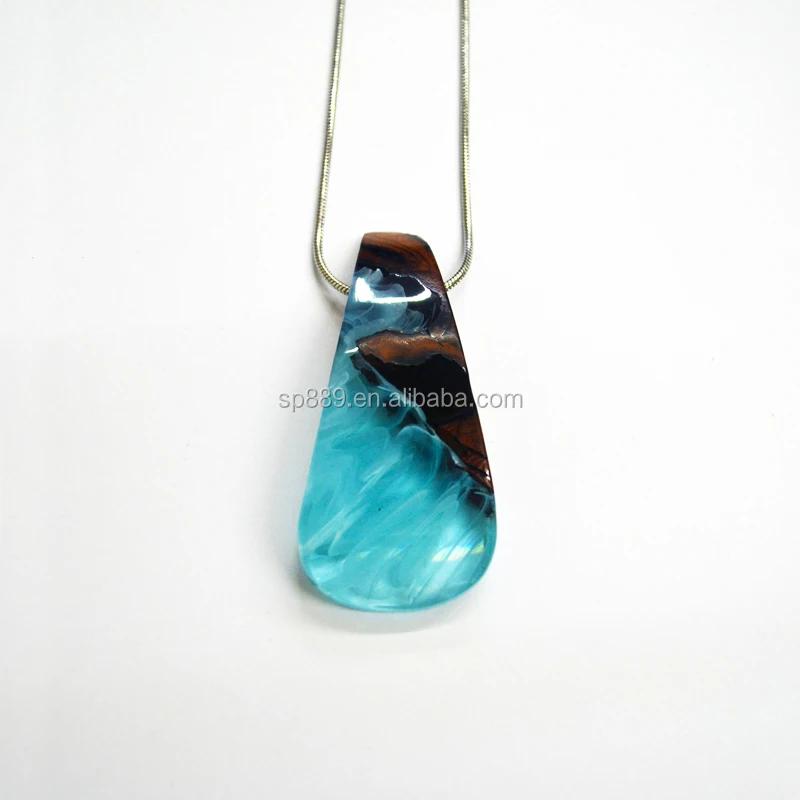 Factory-Supplied Moon Style Resin Wood Pendant with Clear Resin Stone Sandalwood Chain Link and Rope for Weddings and Gifts