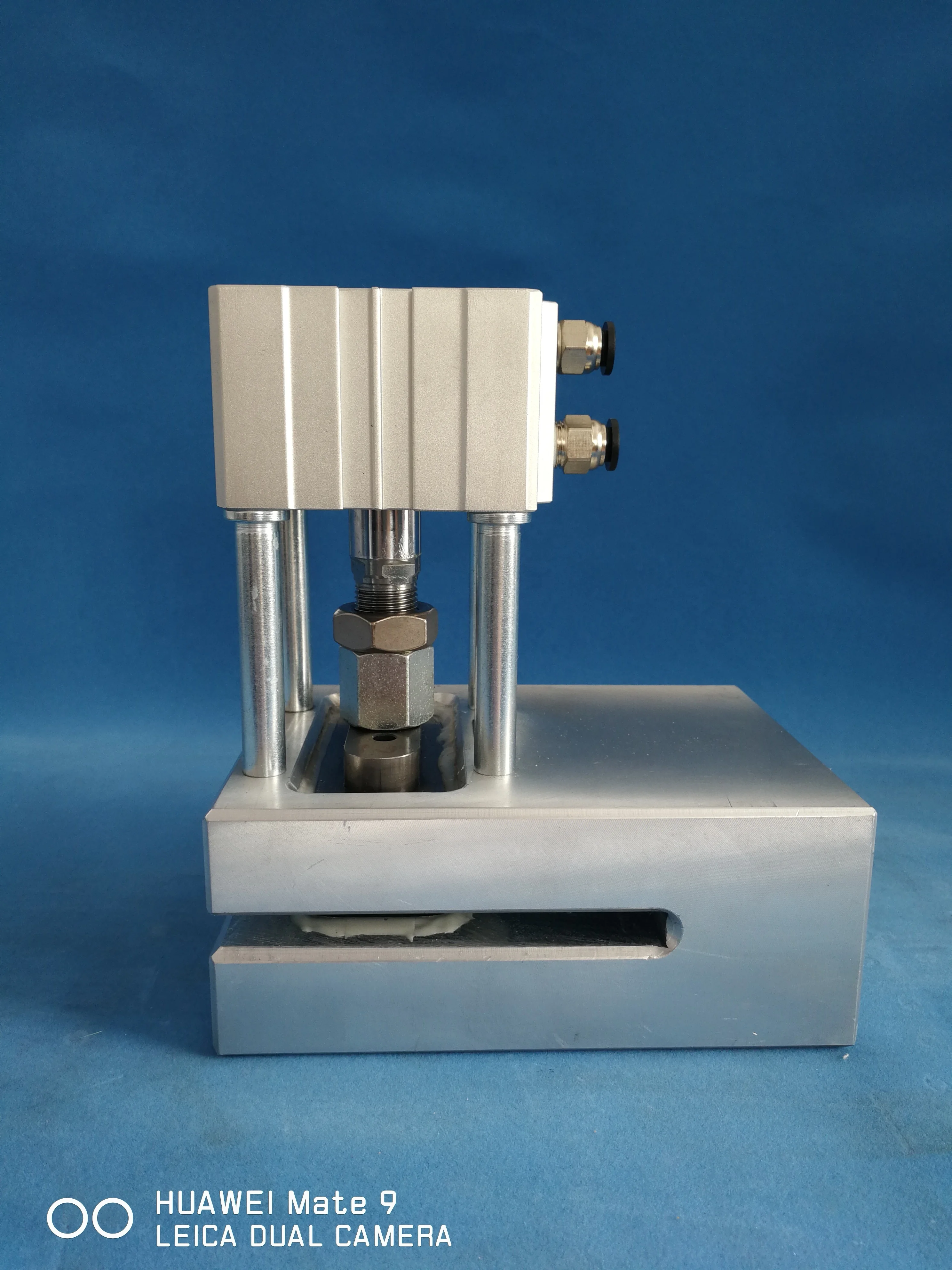  Пробивочная машина с пневматическим приводом для пластиковых пакетов