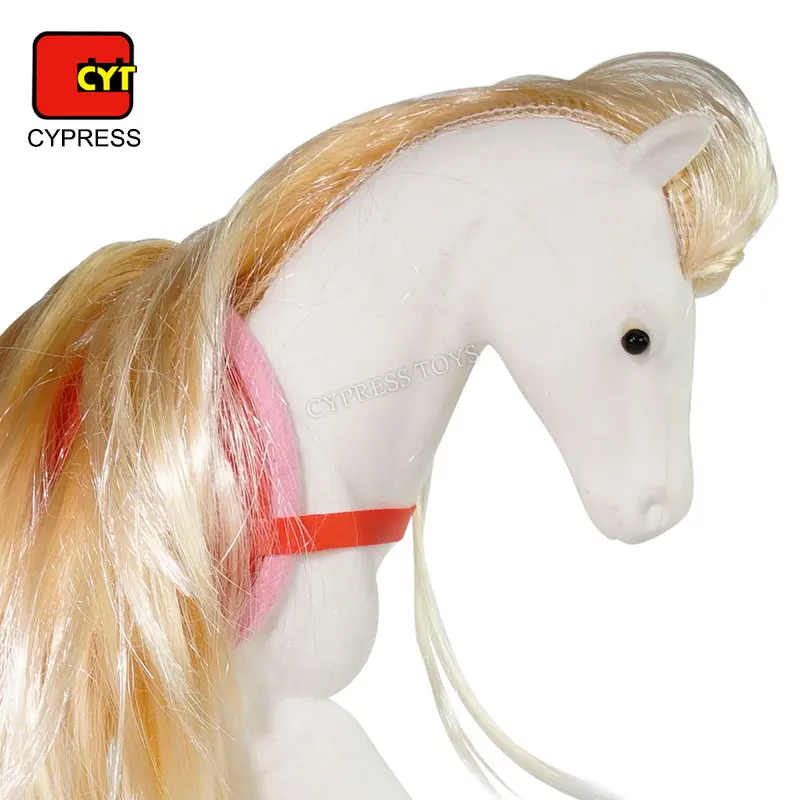 Розовая игрушечная лошадь с набором аксессуаров и пластиковыми игрушками