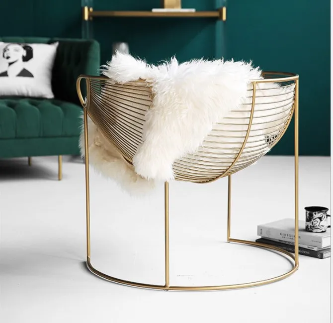 Стул для отдыха на открытом воздухе из золотой металлической проволоки