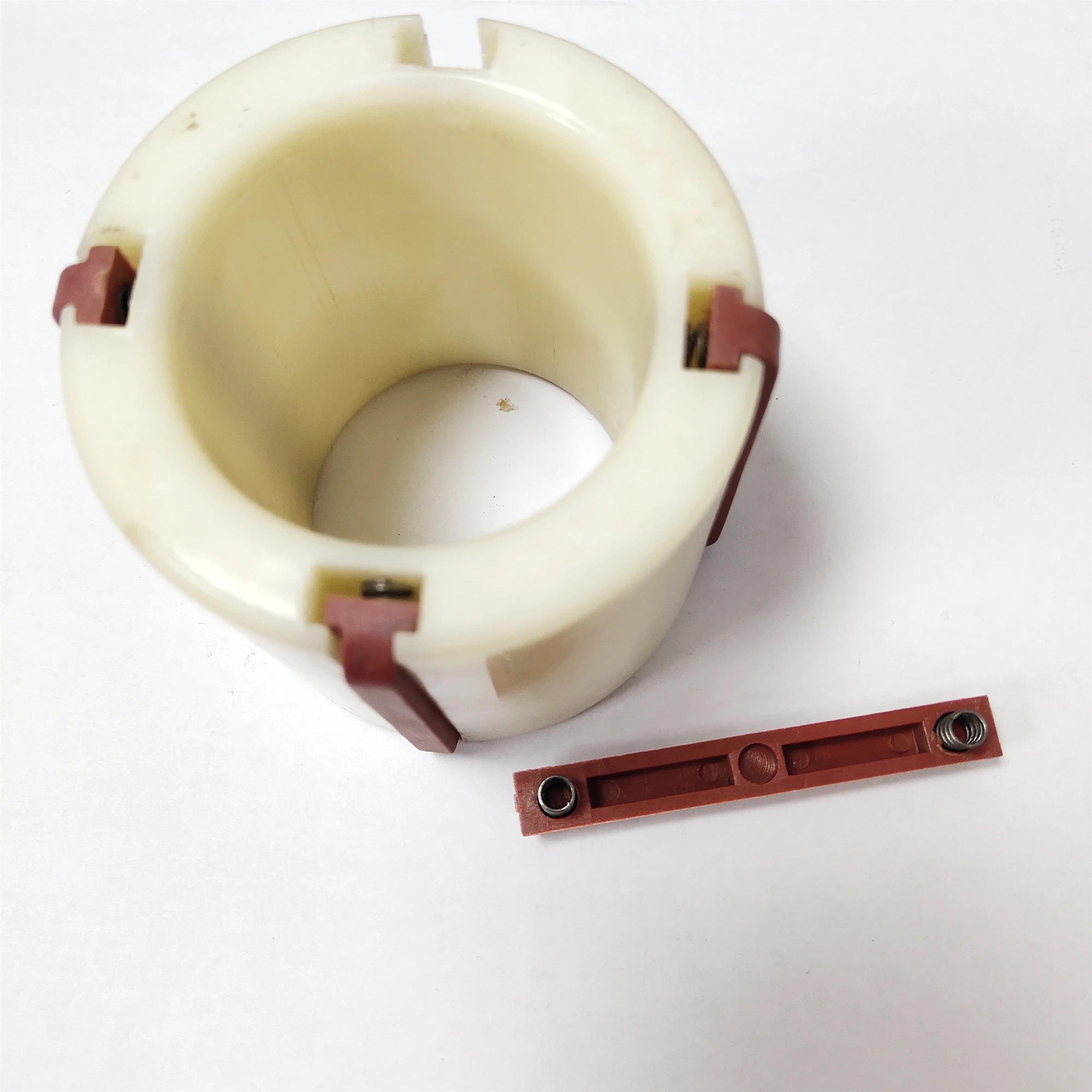 Bush/plastic core holder for slitting machine