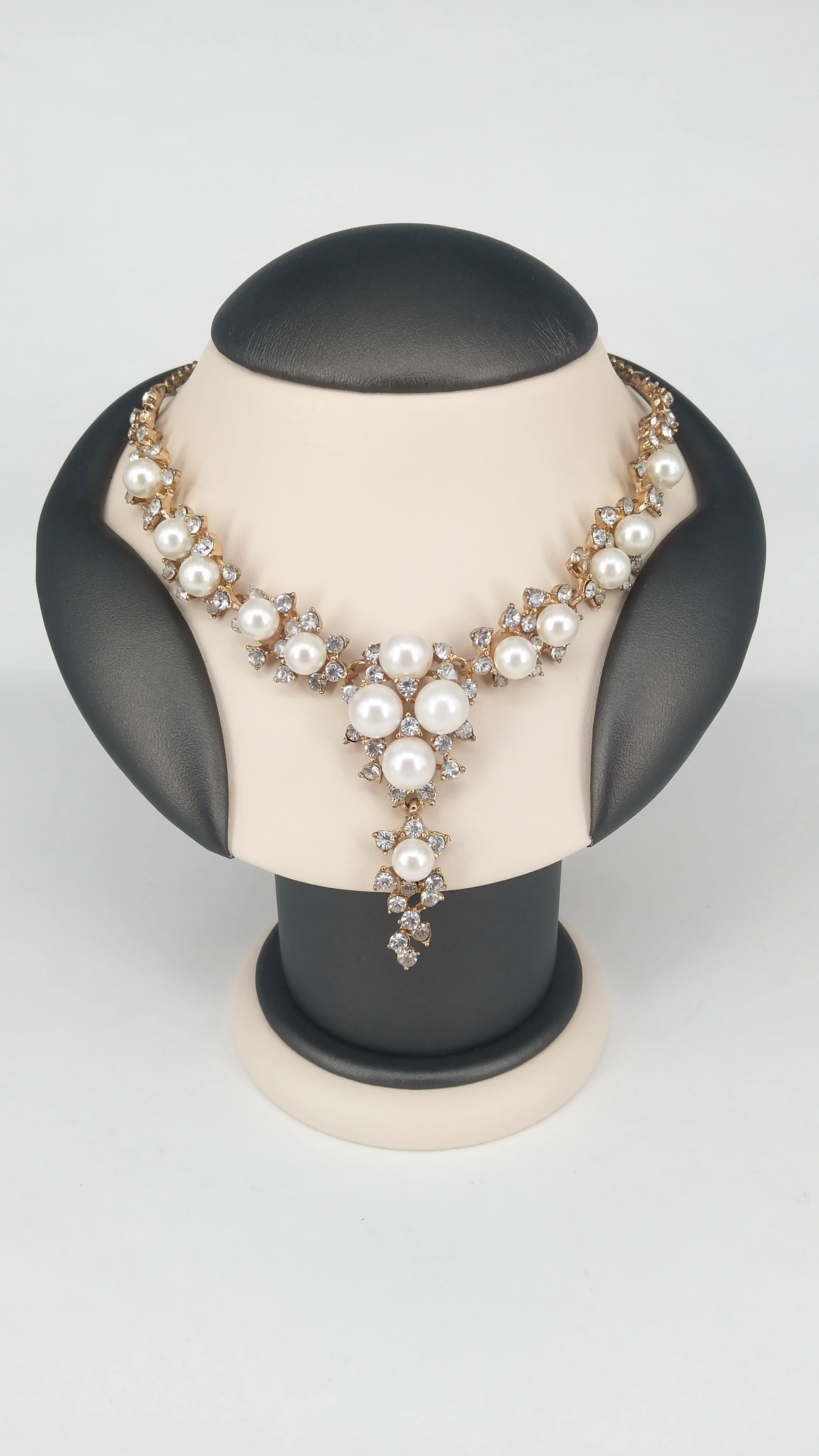 High-end handcrafted custom jewelry from Chinese manufacturers showcases the portraits necklace bust