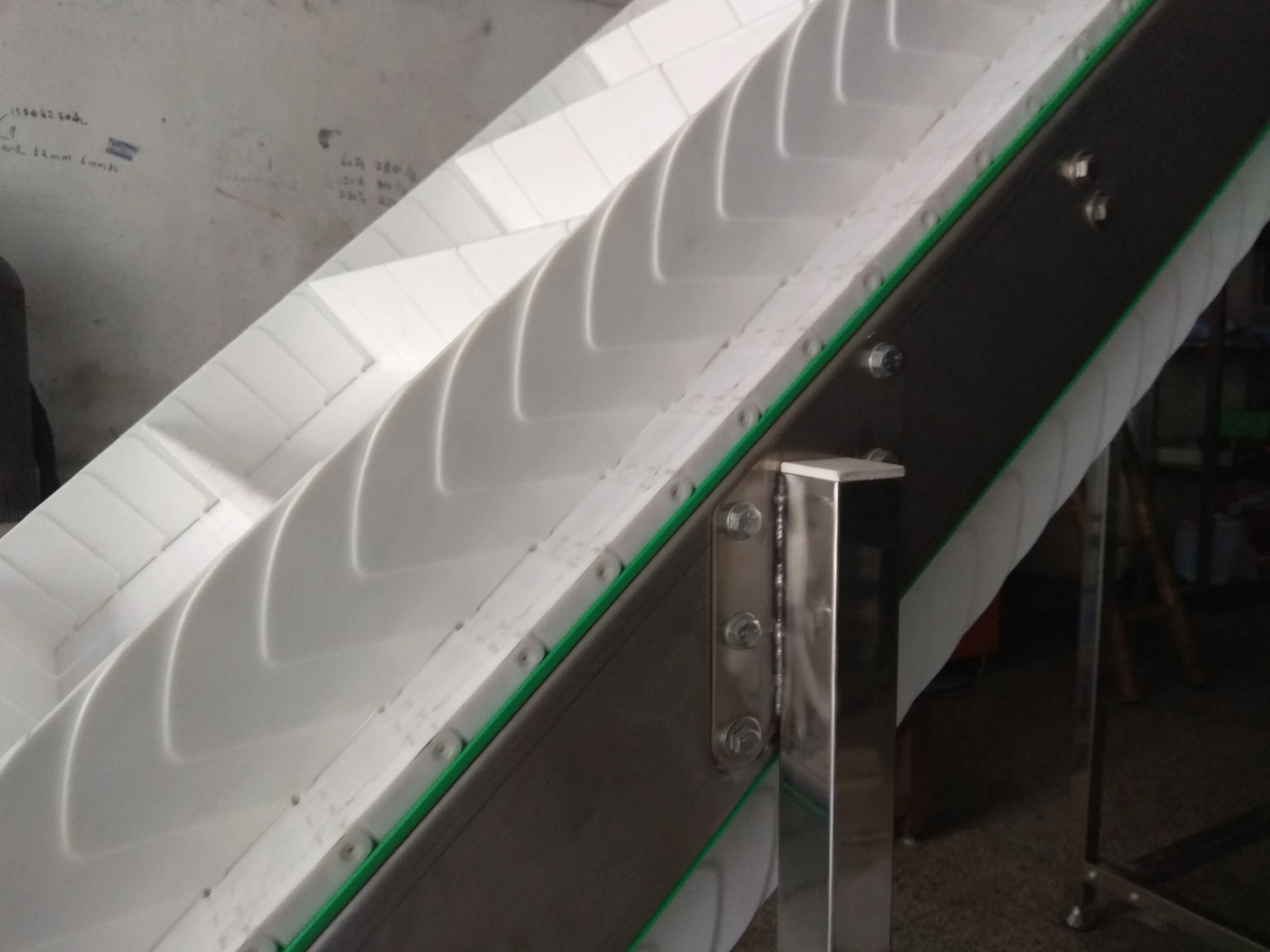 Food grade inclined conveyor chains conveyor belt machine for fruit and vegetable