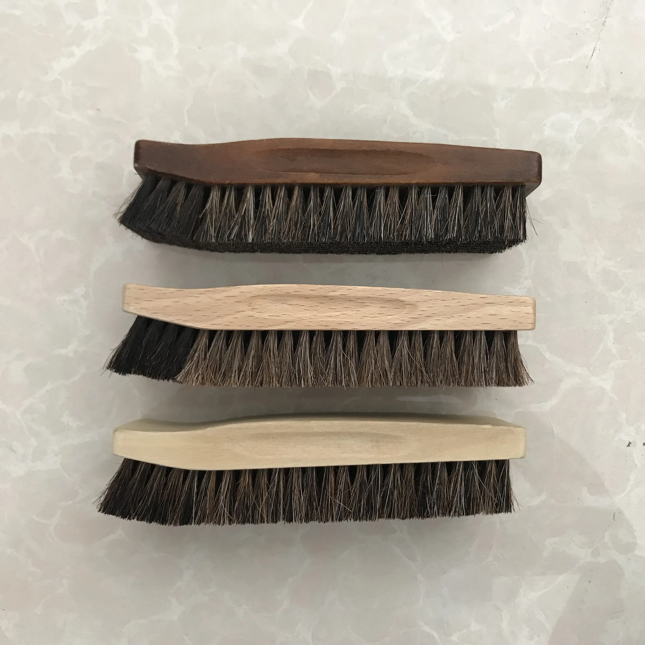 Кисточка для полировки обуви с изогнутой деревянной ручкой