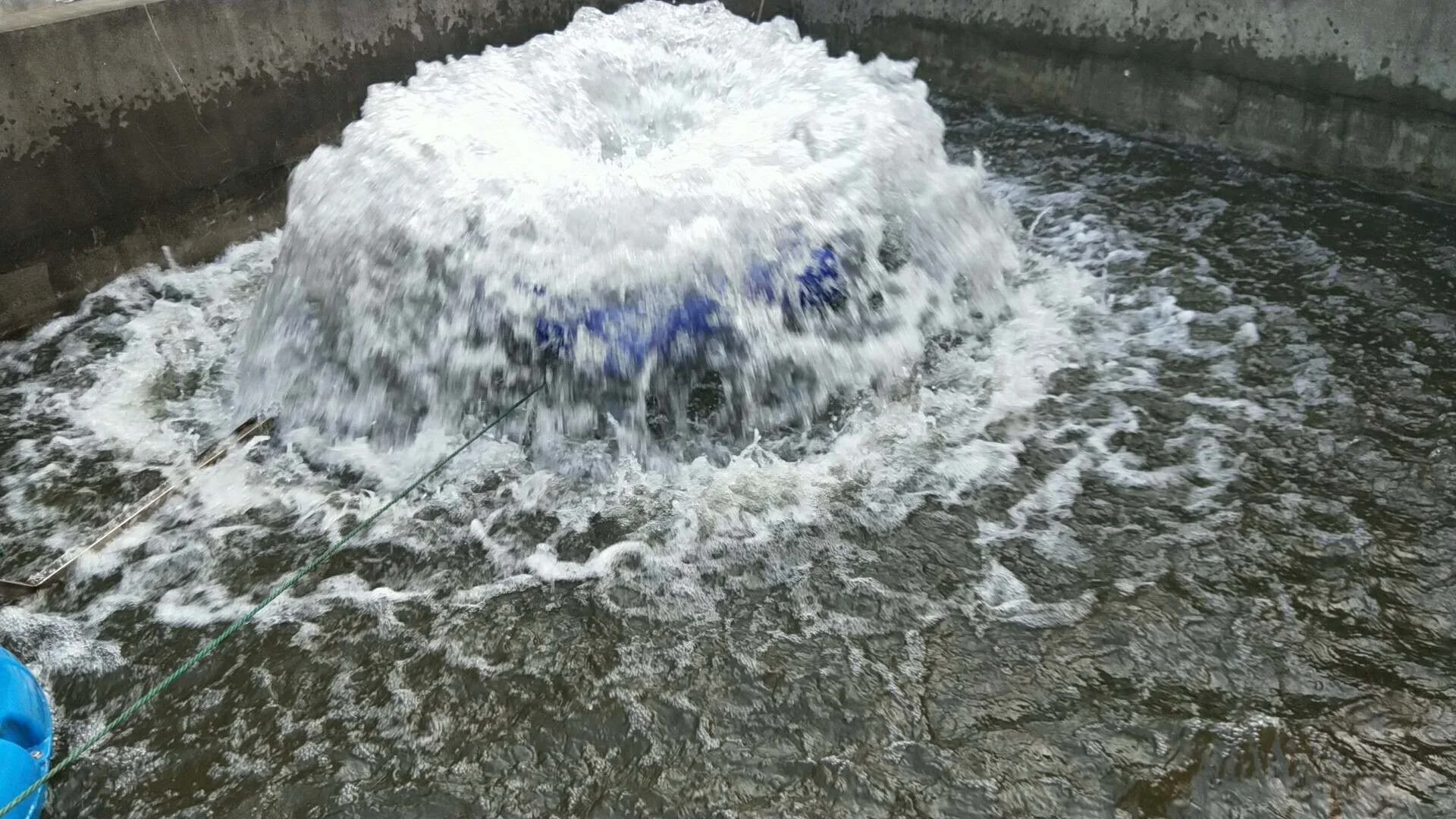 
Aqualculture water cooling aerator with wave surge for fish and shrimp farming pond 