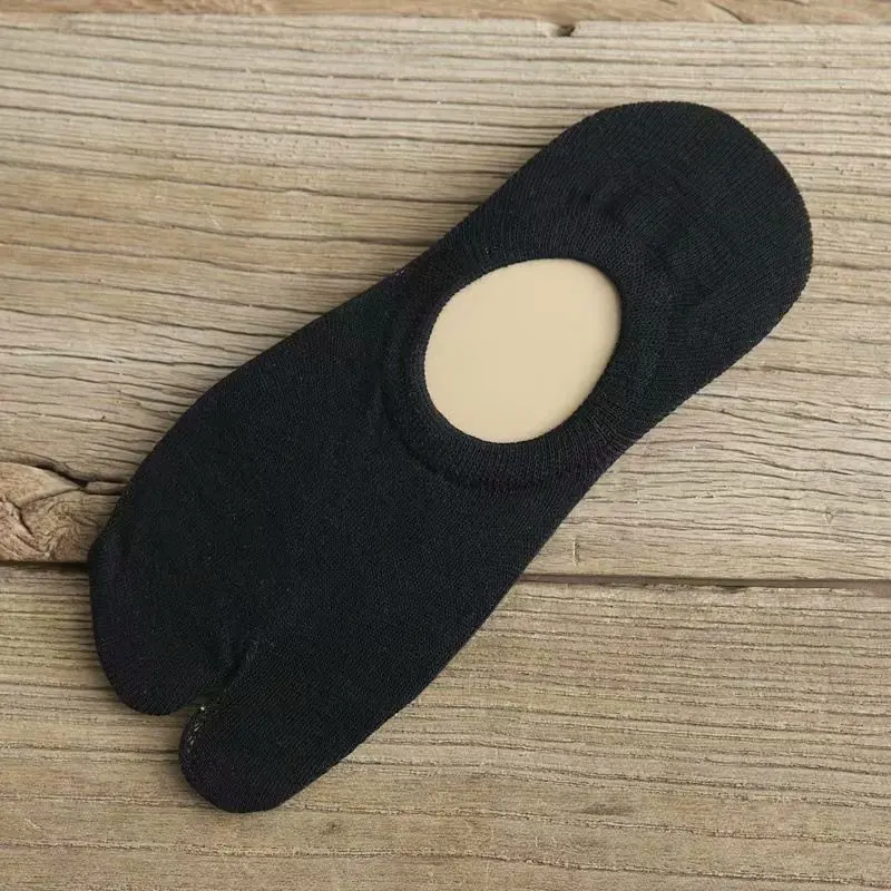 Manufacturers wholesale summer thin silicone slip invisible two - finger socks for women