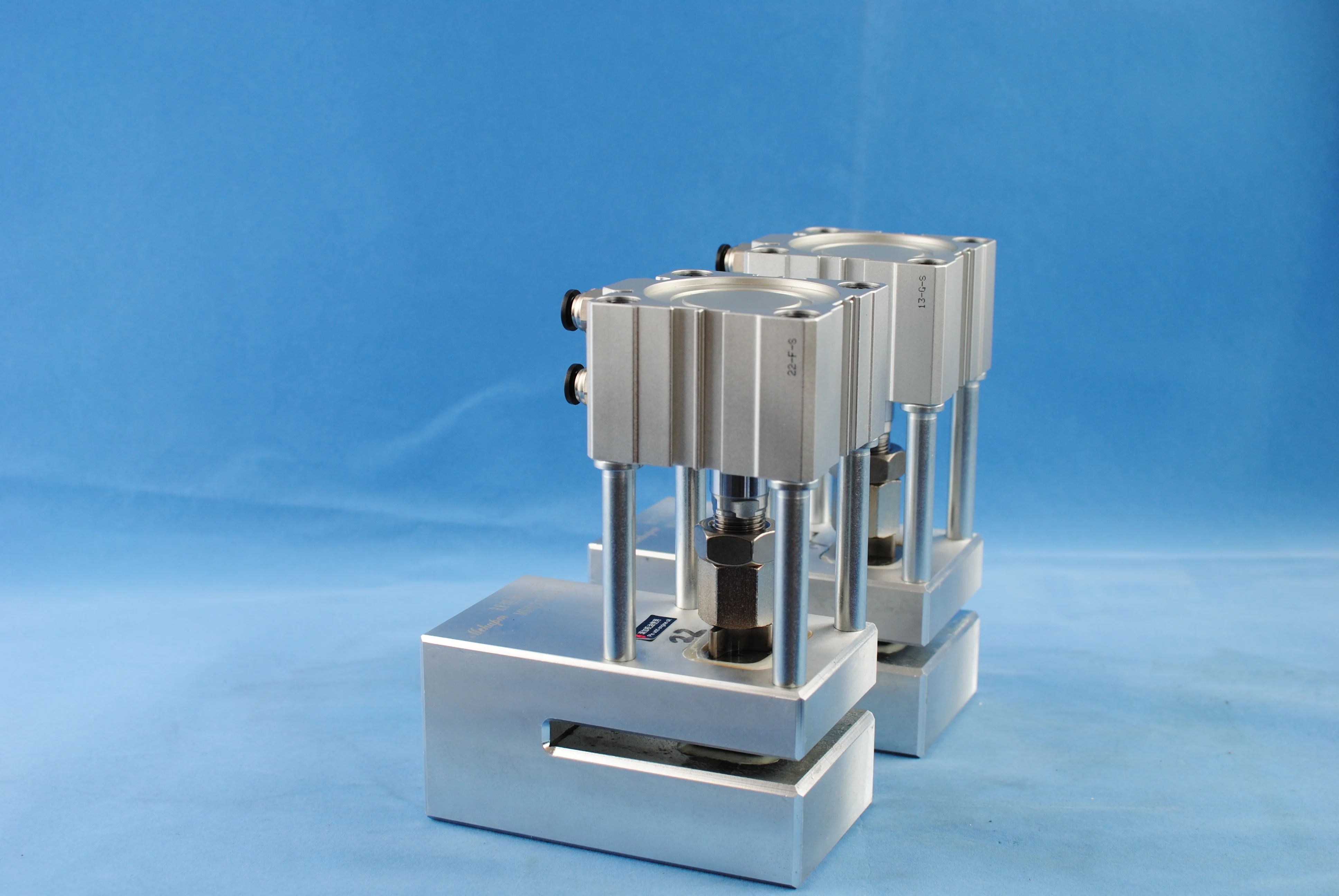 Pneumatic driven plastic bag corner cut  hole puncher