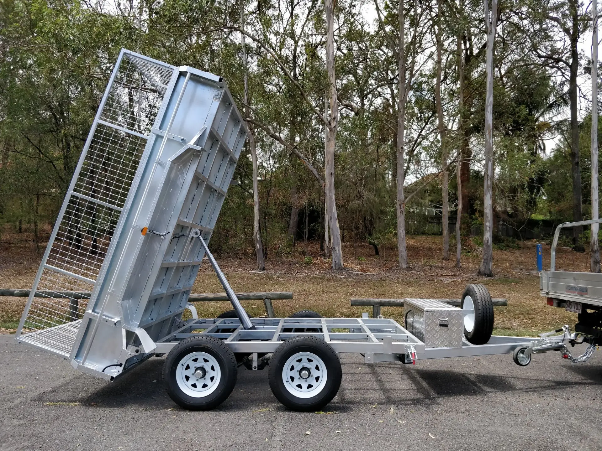 3.5T Hot Dipped Galvanised 10x5 Hydraulic Lowering Tipping Side Tipping Lifting Tipper Trailer