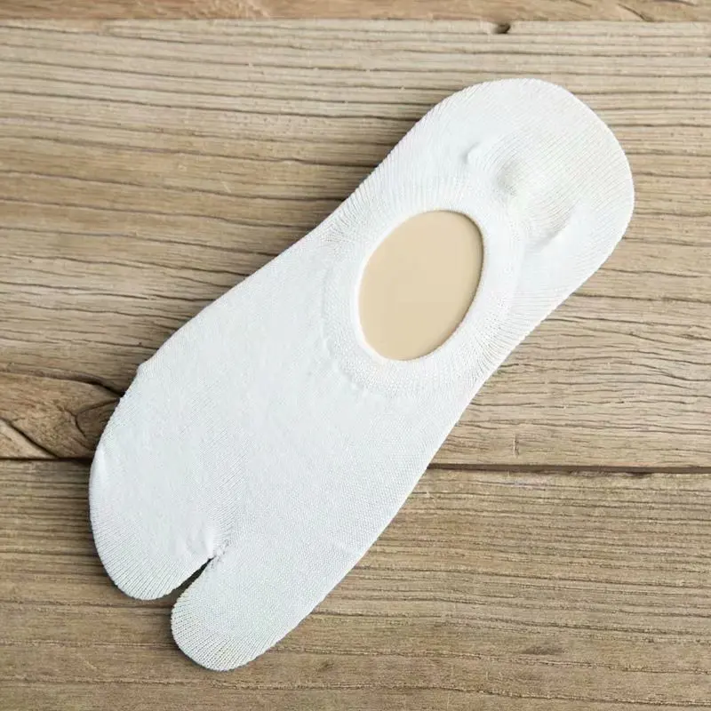 Manufacturers wholesale summer thin silicone slip invisible two - finger socks for women