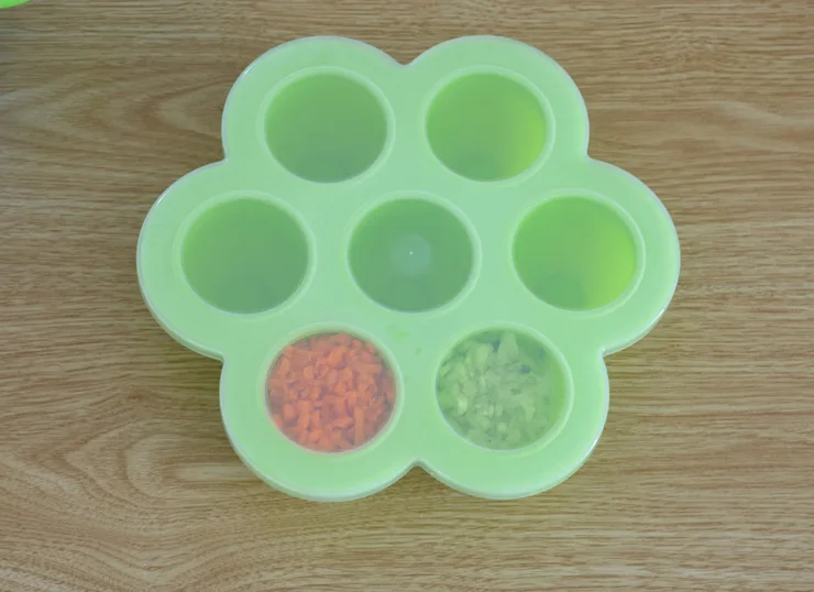 2019Amazon hot pot accessories set with Silicone egg bites molds and Steamer rack with silicon handle with 2 bonus silicon spoon