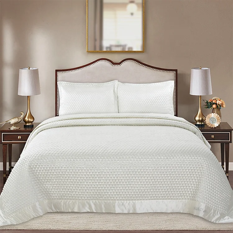 Solid Color Satin Fabric Microfiber Hotel Quilted Bedspread Quilt