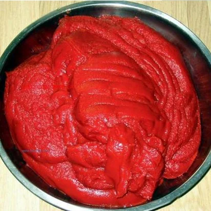 Консервированная томатная паста в банках для рынка России