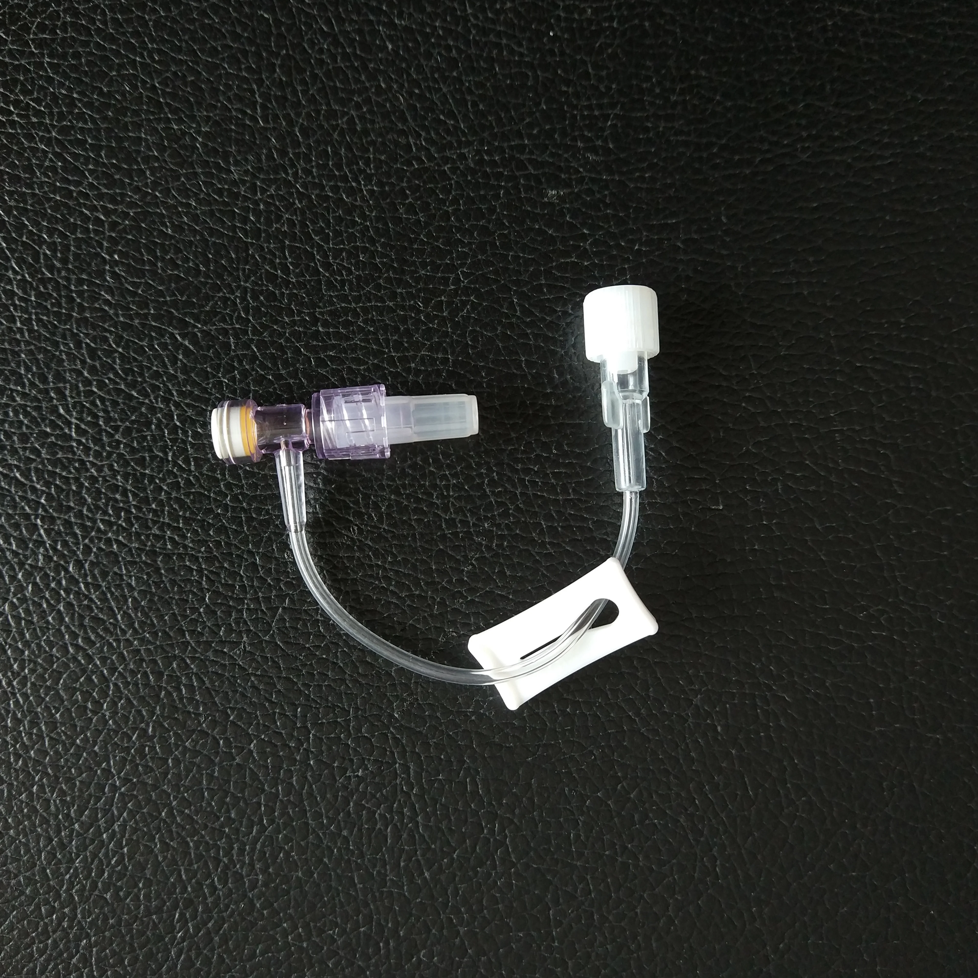 
Набор удлинителей Minibore, 4 дюйма, с Т-образной перегородкой и вращающимся штекерным замком Luer и скользящим зажимом 