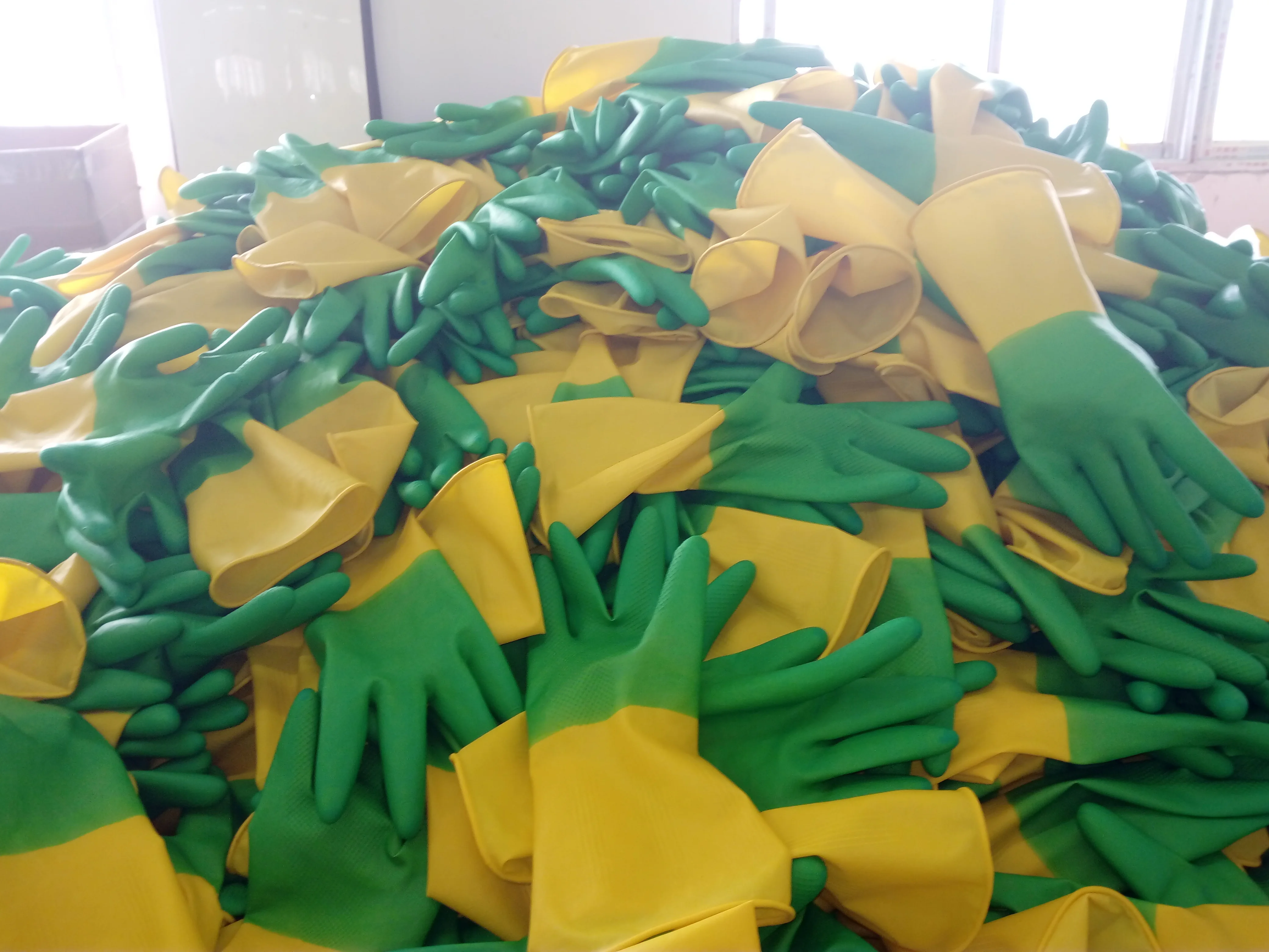 Green and yellow bi-color gloves household cleaning rubber gloves