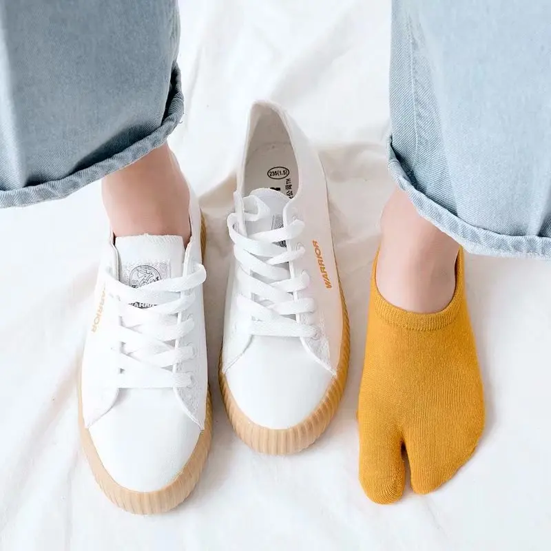 Manufacturers wholesale summer thin silicone slip invisible two - finger socks for women