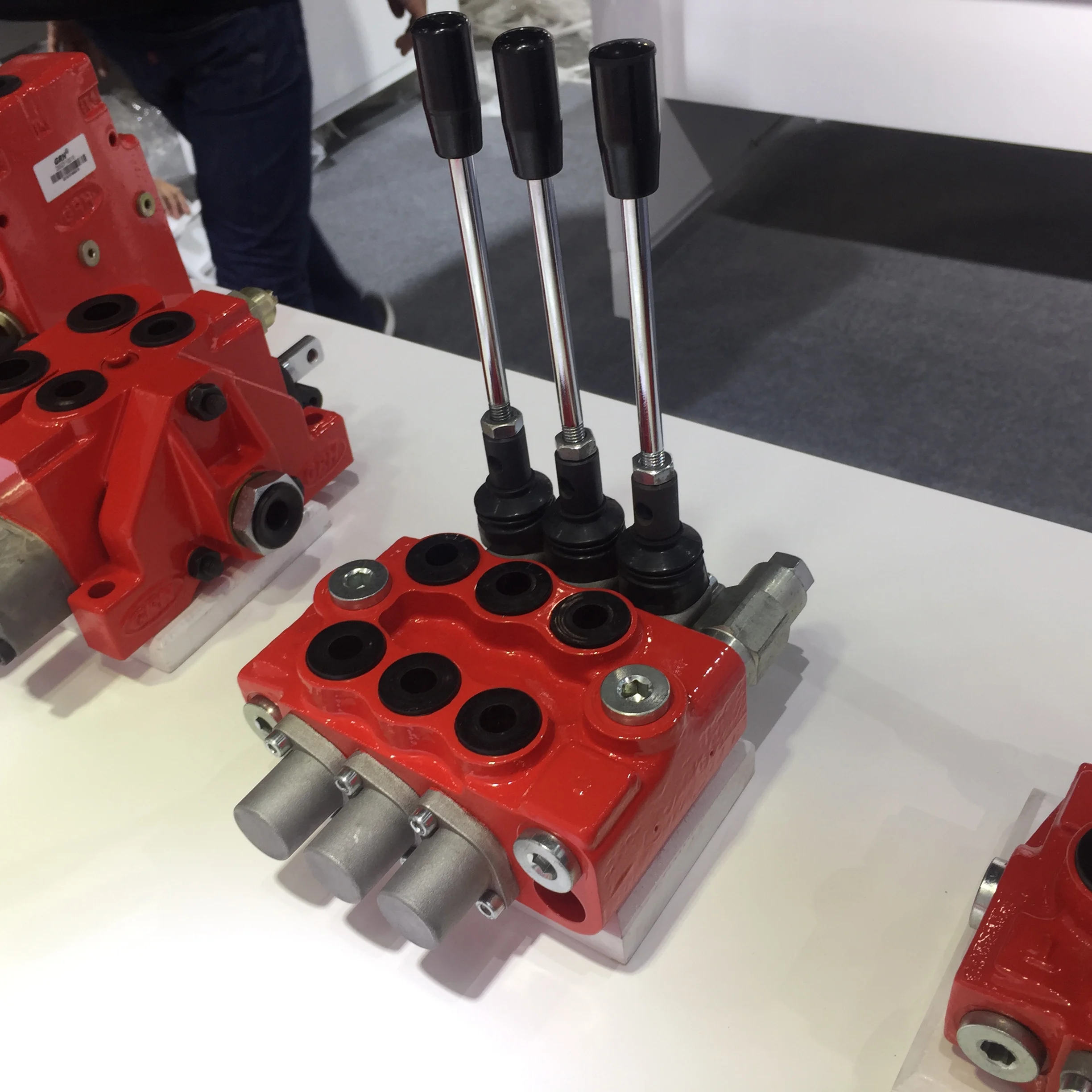 Iron Double Spool Monoblock Hydraulic Directional Control Valve with Joystick