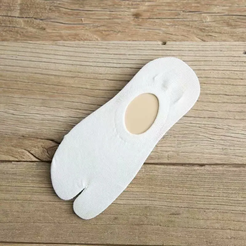 Spring and summer new cotton two - fingered invisible socks for men and women