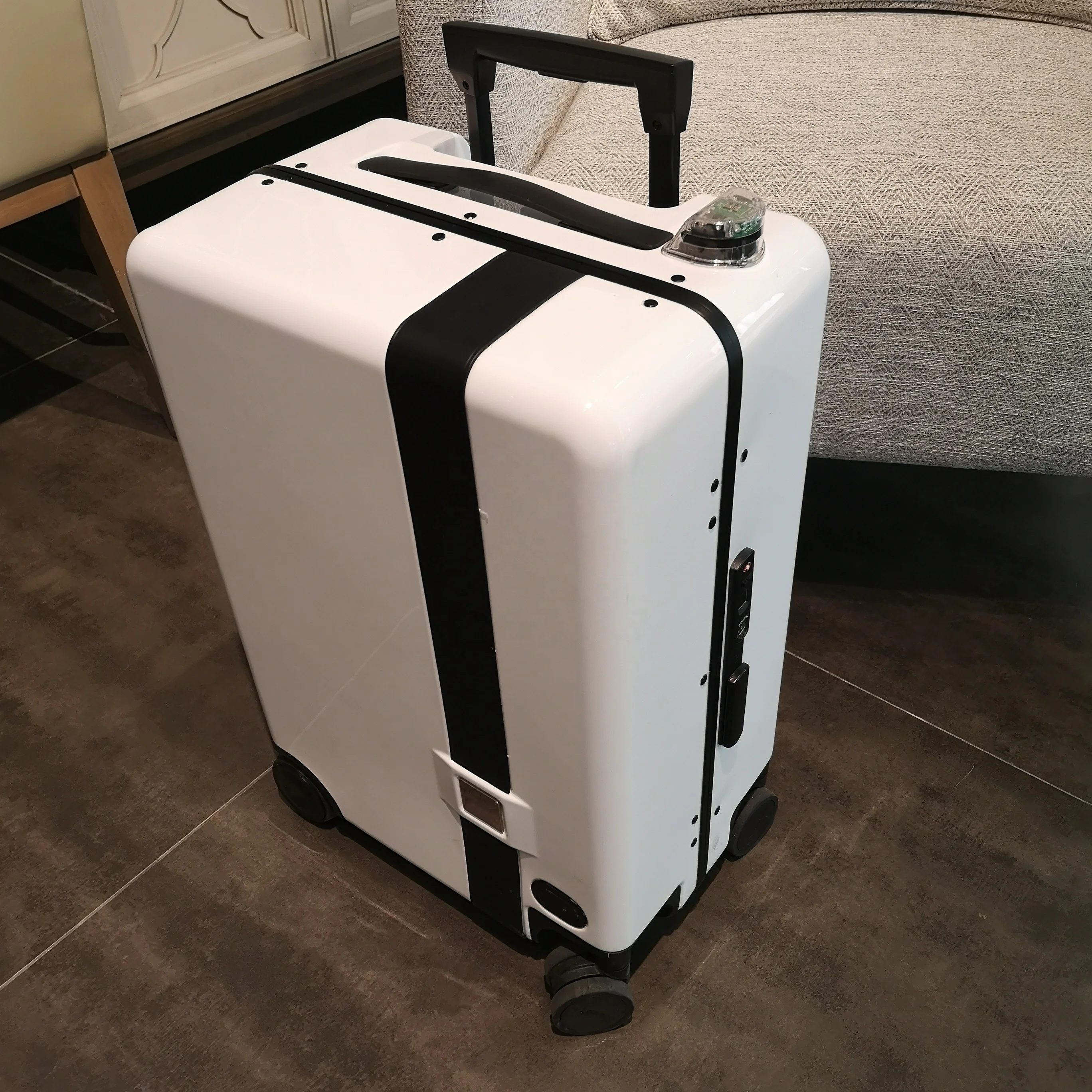 20 inches Hard side USB charging interface with gps luggage tracker smart luggage