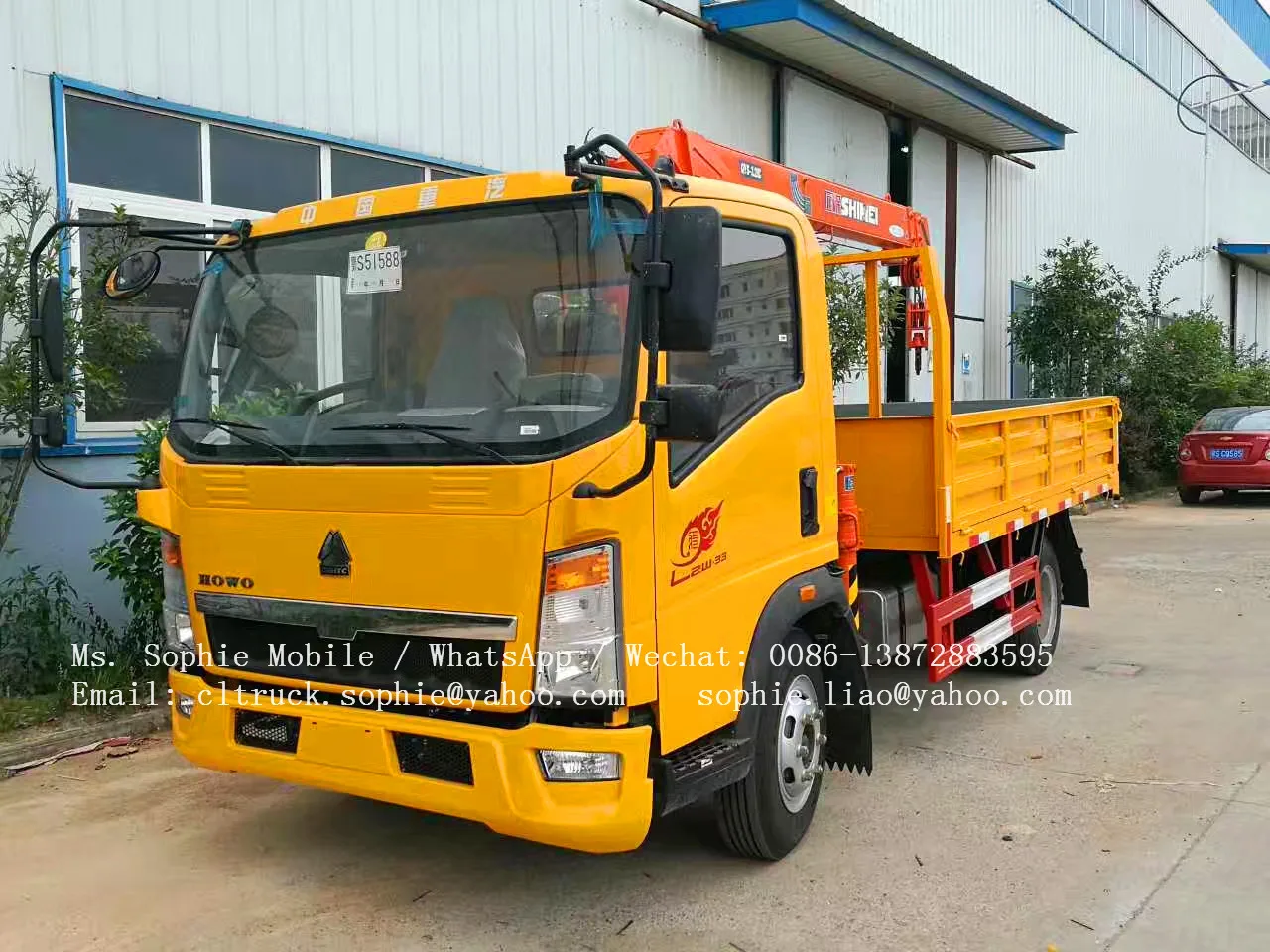 sinotruck RHD howo dump truck with crane 6 wheel dump truck load volume capacity for sale in dubai