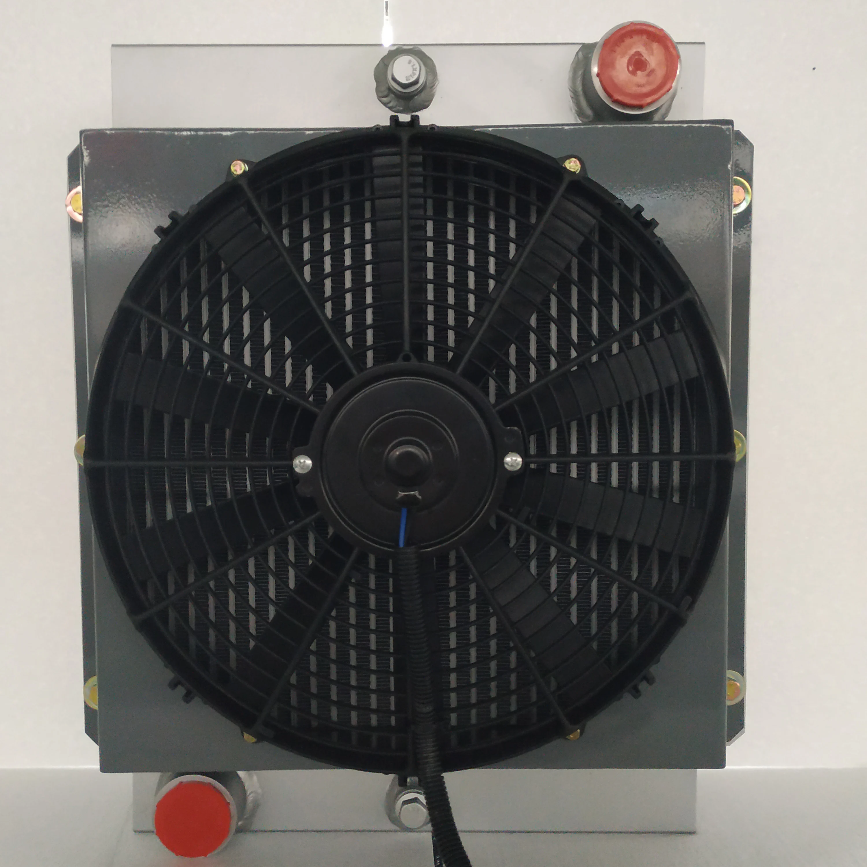 Train hydraulic radiator