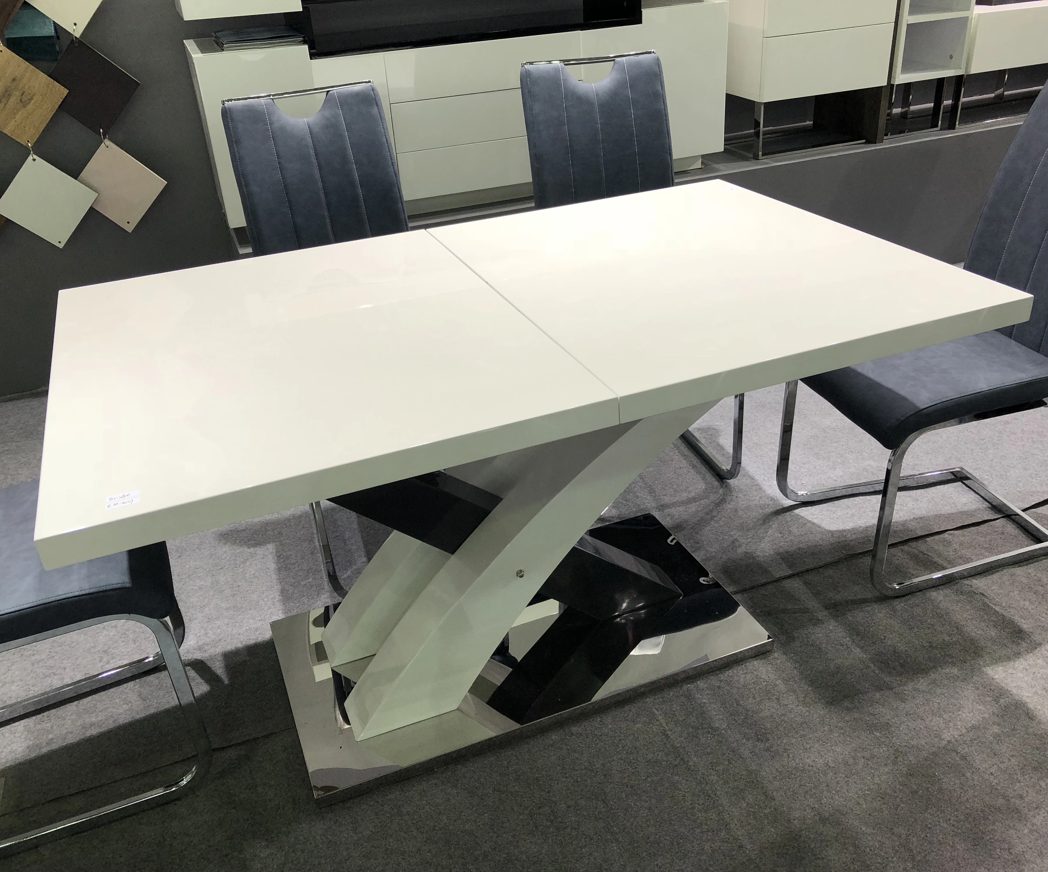 Helen wholesales cheapest high gloss new model white powder coating MDF top adjustable expandable dining table with cross leg