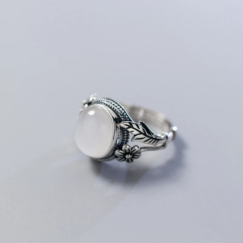 Retro S925 Sterling Silver Flower Ring Fashion Synthetic White Chalcedony Ring