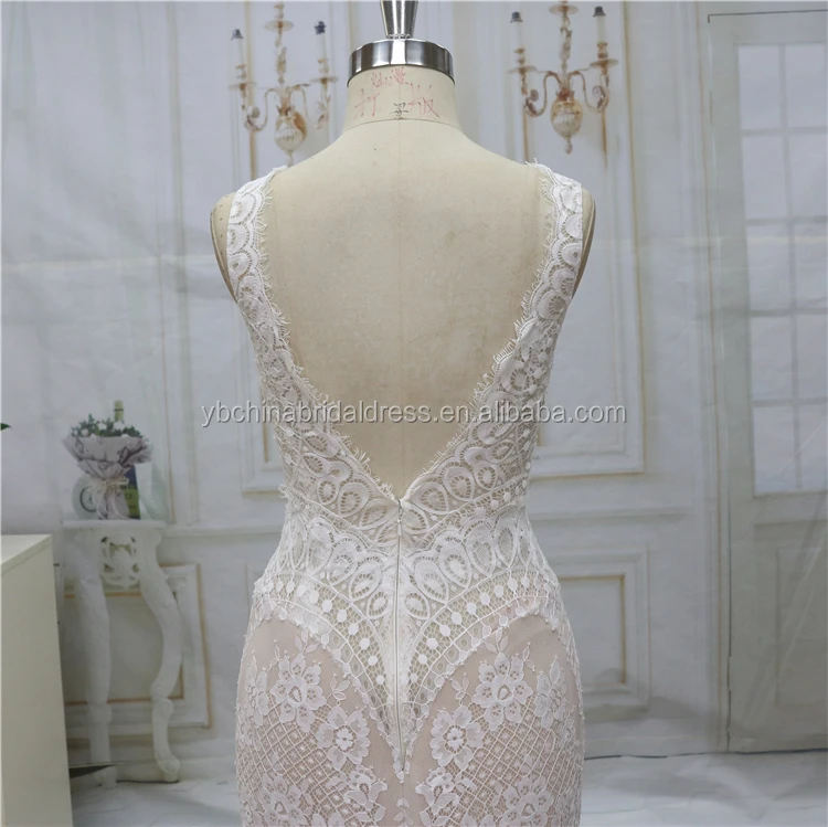 
With two shoulder and V neckline cake skirt wedding dress 