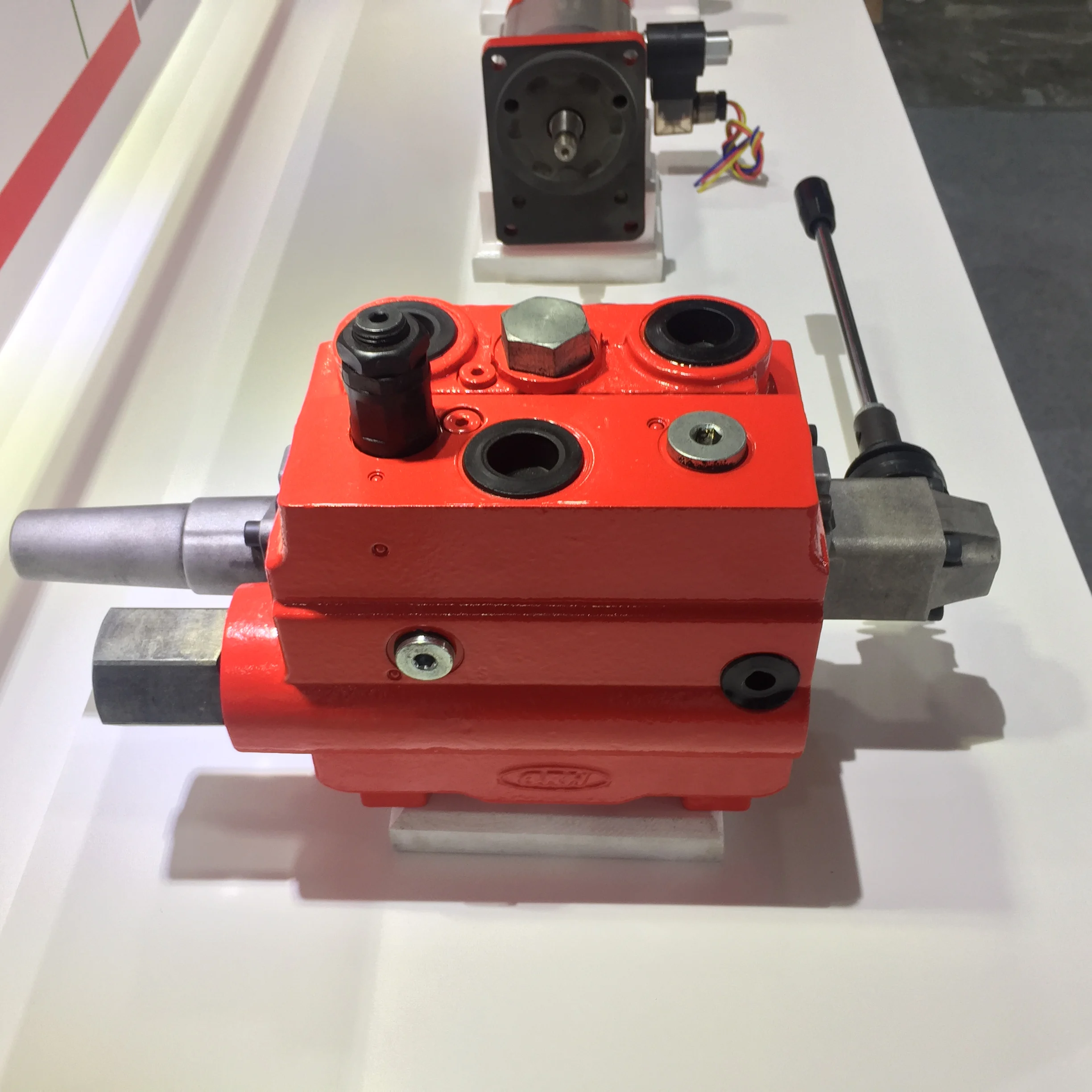 Iron Double Spool Monoblock Hydraulic Directional Control Valve with Joystick