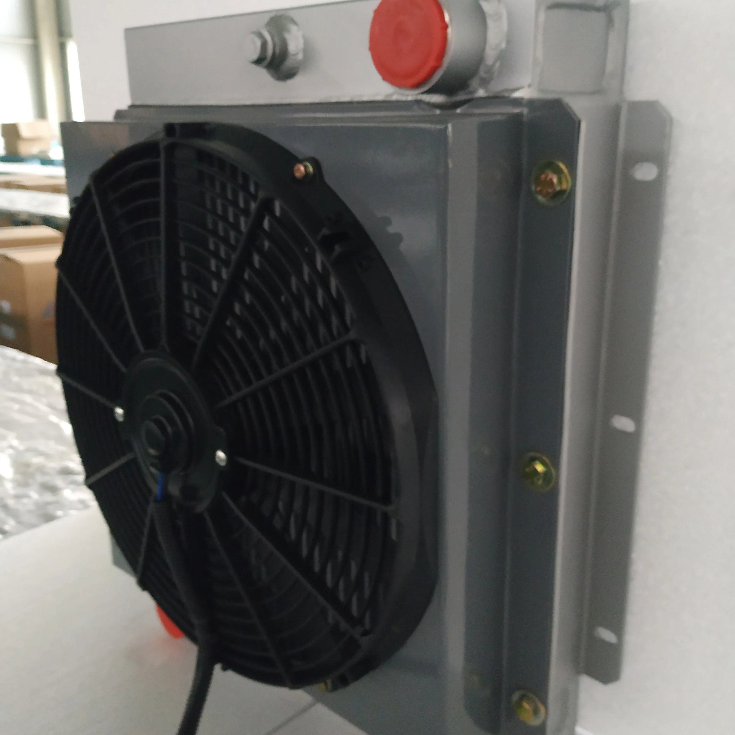 Train hydraulic radiator