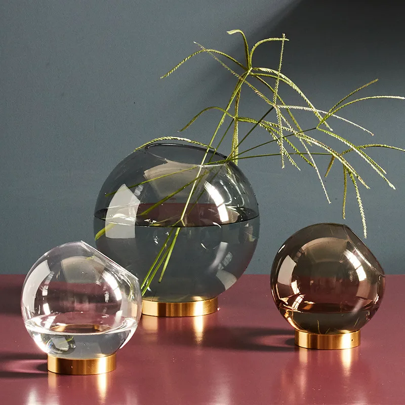Стеклянная ваза круглой формы с металлическими элементами для украшения дома