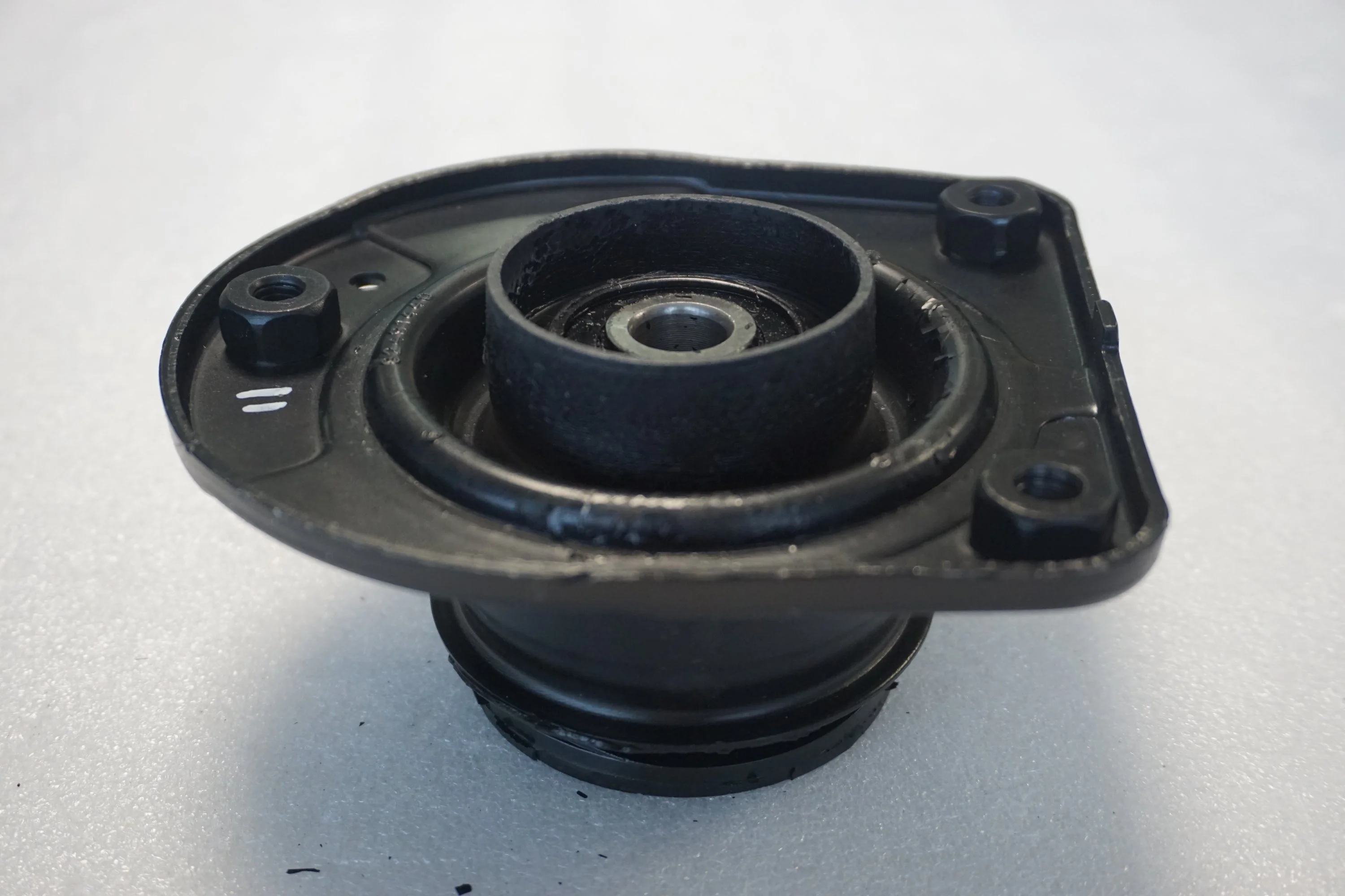 Oem 82491440 80001705 46760673 Right Side Top Strut Mount for Fiat Palio Doblo Siena Strada