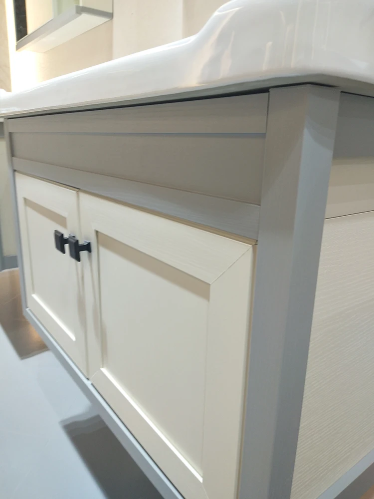 Белый шкаф для ванной комнаты туалетный столик с раковиной и зеркалом