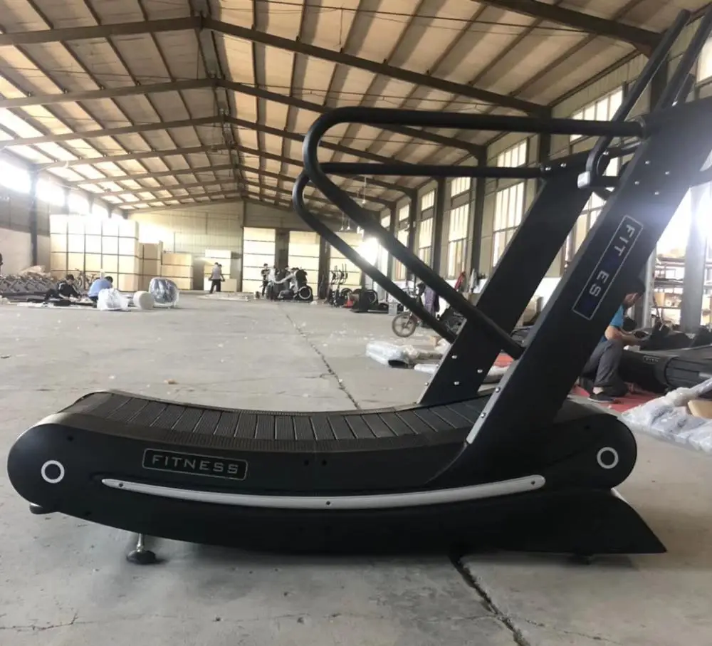 Тренажерный зал, фитнес-оборудование, изогнутая беговая дорожка, самосоздавающаяся беговая дорожка/тренажер для ходьбы